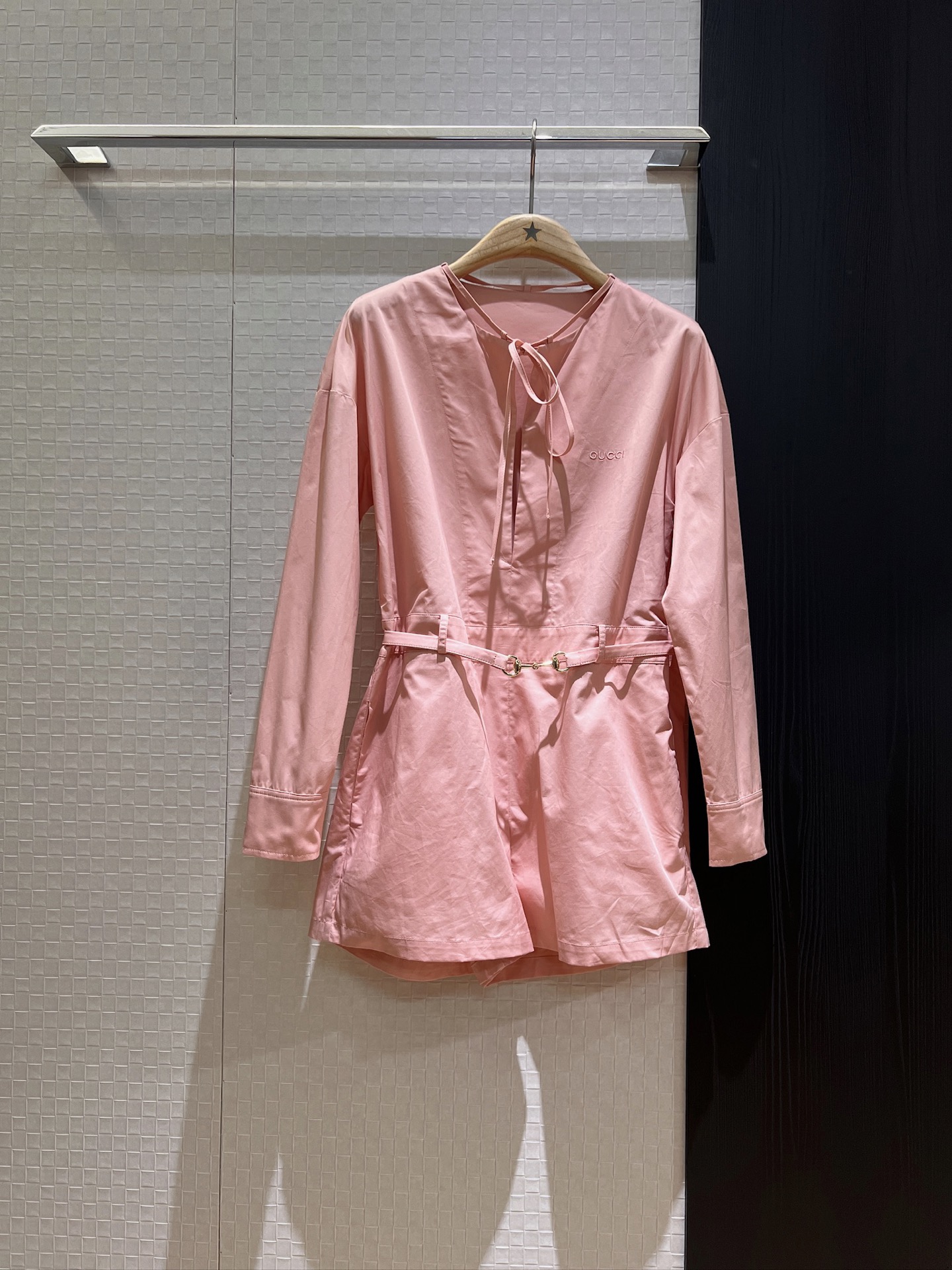 NO:332687,The same style of the new Wenqi style, deep V long-sleeved pink jumpsuits, necklace decoration and double G belt, chest embroidered logo letters with pockets on both sides, fashionable and casual, temperament and slimming, concave style SML, shorts, alexander wang19860909新款文淇同款 深V长袖粉色连体短裤 领口系带装饰搭配双G腰带 胸前刺绣logo字母两侧有口袋 时尚休闲 气质显瘦 凹造型 SML,,shorts,alexander wang,Women's clothing