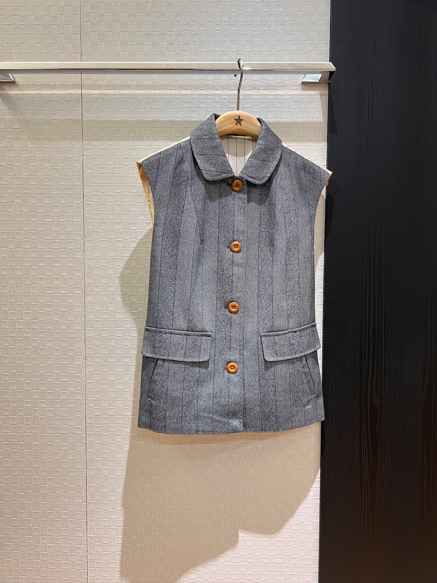 NO:333056,New old money style retro gray striped color-blocking vest lapel-breasted waistband adjustable waistband patch triangular logo casual and age-reducing layered single wear can be worn with the same skirt SML, skirts, alexander wang19860909新款老钱风 复古灰色条纹拼色马甲 翻领排扣后腰带可调节收腰 背后贴布三角徽标休闲减龄 叠穿单穿 可搭同款半裙 SML,,skirts,alexander wang,Women's clothing