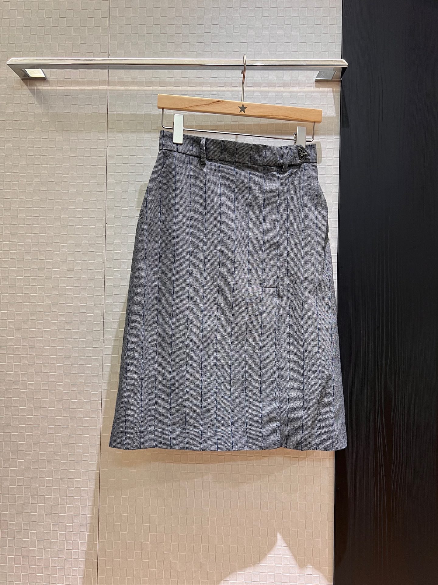 NO:333060,New retro striped suit asymmetric slit skirt, triangle logo with pockets on both sides, same vest, casual commuting, salty, sweet and age-reducing versatile SML, skirts, business suit, alexander wang19860909新款复古条纹西装不对称开叉半裙 三角徽标两侧有口袋 搭同款马甲 休闲通勤 可盐可甜减龄百搭 SML,,skirts,business suit,alexander wang,Women's clothing