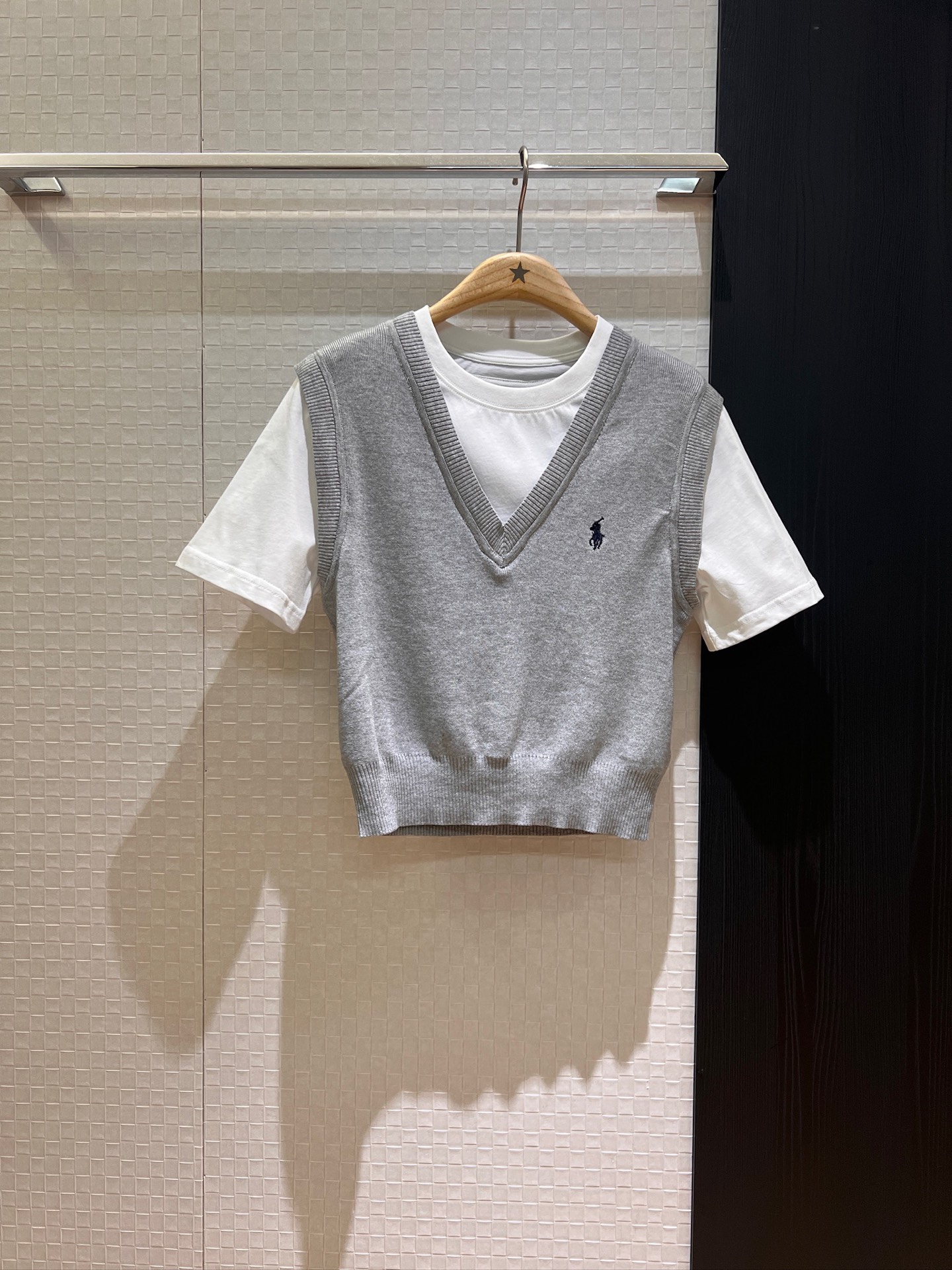 NO:333064,New fake two-piece vest splicing design T-shirt, chest embroidery, pony old style, hem waist, loose and casual college age-reducing gray yellow pink SML,,tees, t-shirt,alexander wang19860909新款假两件 马甲拼接设计T恤 胸前刺绣小马老钱风 下摆收腰 宽松随意学院减龄 灰色黄色粉色 SML,,tees，t-shirt,alexander wang,Women's clothing