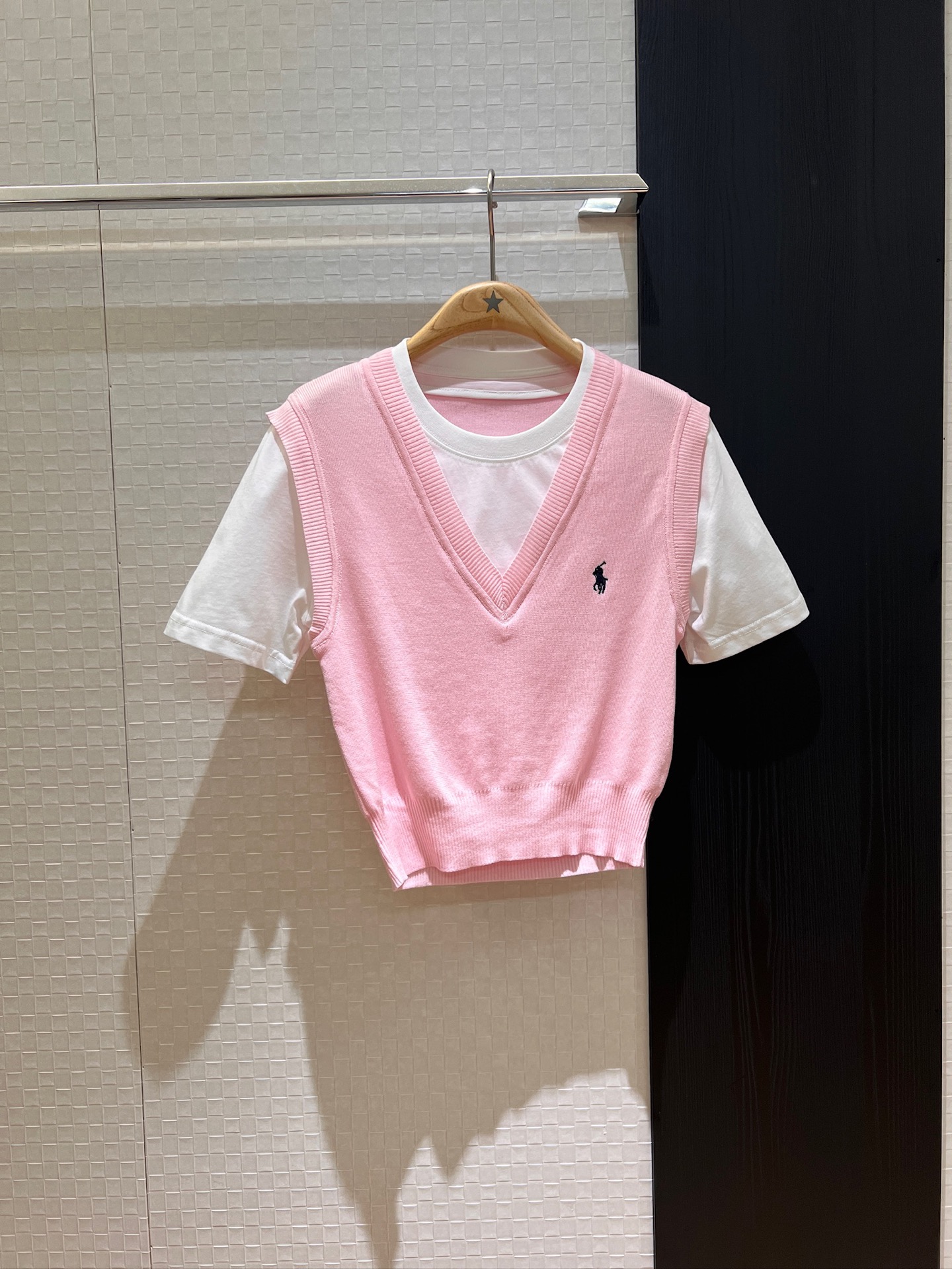 NO:333068,New fake two-piece vest splicing design T-shirt, chest embroidery, pony old style, hem waist, loose and casual college age-reducing gray yellow pink SML,,tees, t-shirt,alexander wang19860909新款假两件 马甲拼接设计T恤 胸前刺绣小马老钱风 下摆收腰 宽松随意学院减龄 灰色黄色粉色 SML,,tees，t-shirt,alexander wang,Women's clothing