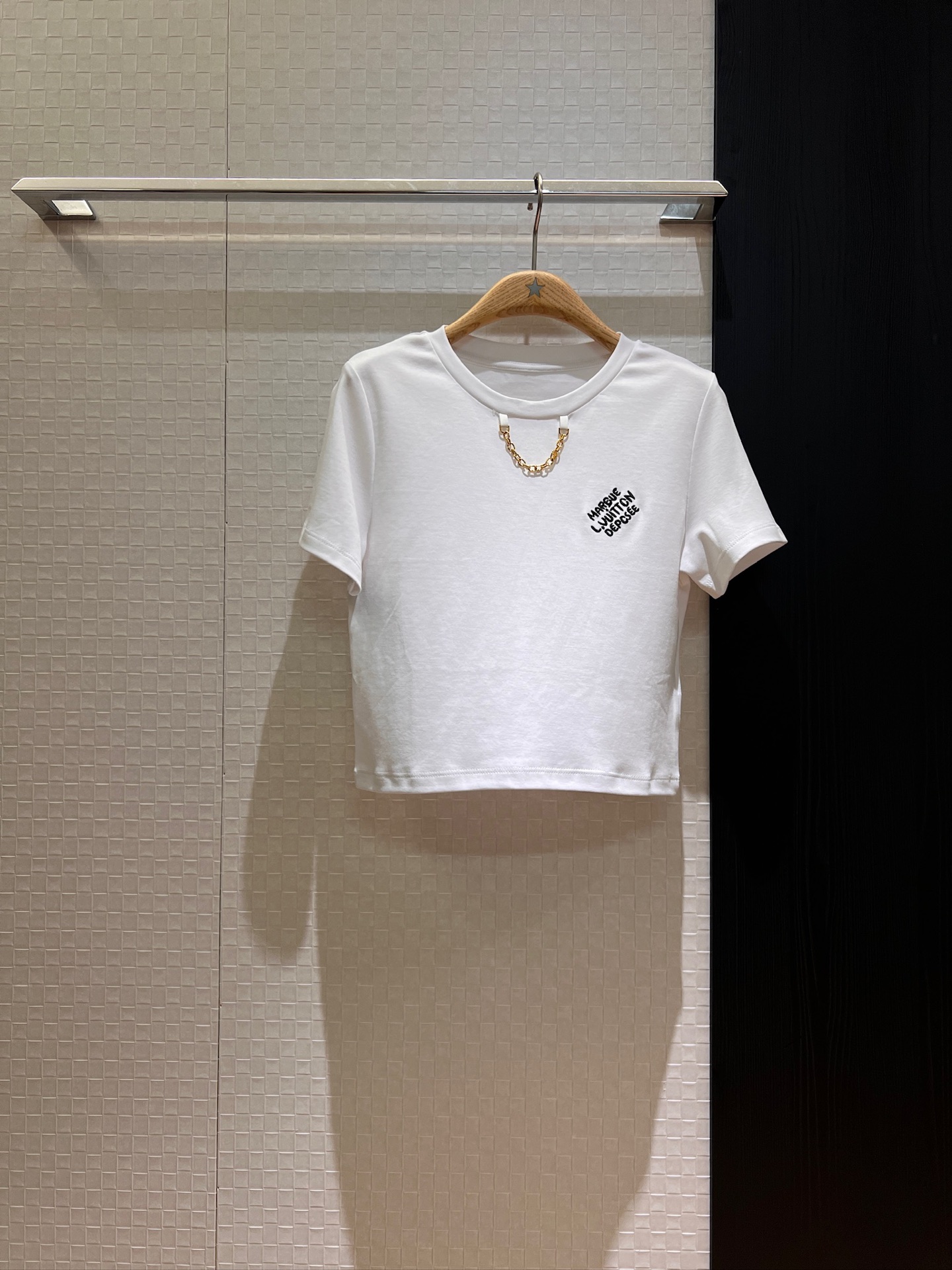 NO:333071,New chain decorative chest embroidered short T-shirt, simple and age-reducing casual and versatile SML, tees, t-shirt, alexander wang19860909新款链条装饰胸前刺绣短款T恤 简单减龄休闲百搭 SML,,tees，t-shirt,alexander wang,Women's clothing