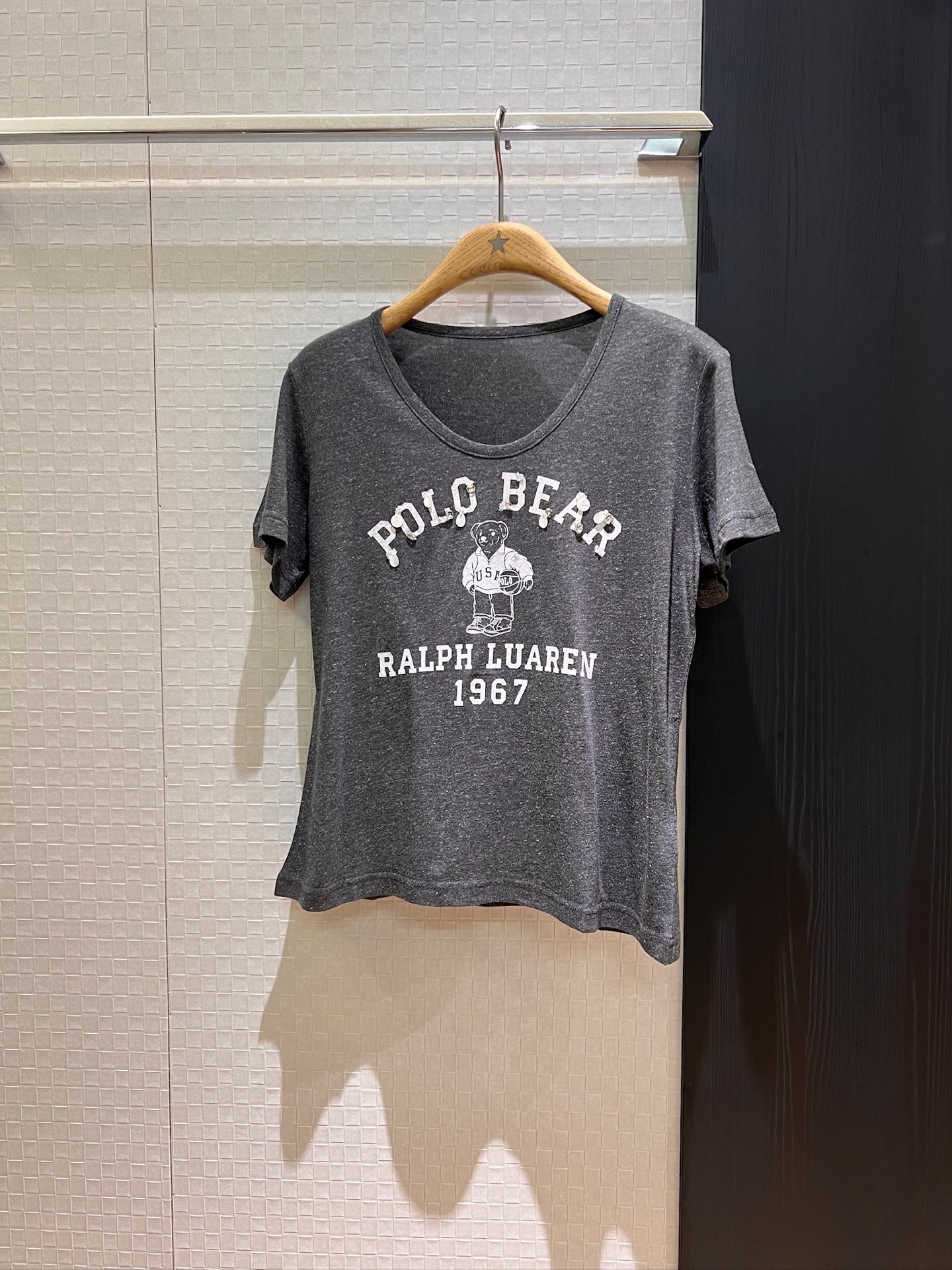 NO:333077,New sequin rhinestone bear T-shirt letter logo print casual V-neck age-reducing versatile gray khaki SML, tees, t-shirt, alexander wang19860909新款亮片水钻小熊T恤 字母logo印花休闲V领 减龄百搭 灰色卡其 SML,,tees，t-shirt,alexander wang,Women's clothing