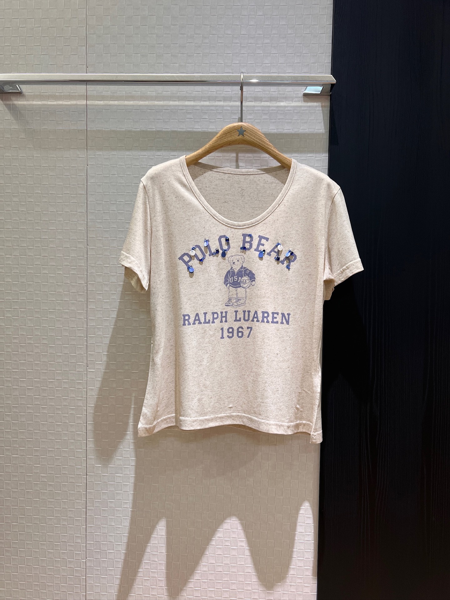 NO:333083,New sequin rhinestone bear T-shirt letter logo print casual V-neck age-reducing versatile gray khaki SML, tees, t-shirt, alexander wang19860909新款亮片水钻小熊T恤 字母logo印花休闲V领 减龄百搭 灰色卡其 SML,,tees，t-shirt,alexander wang,Women's clothing