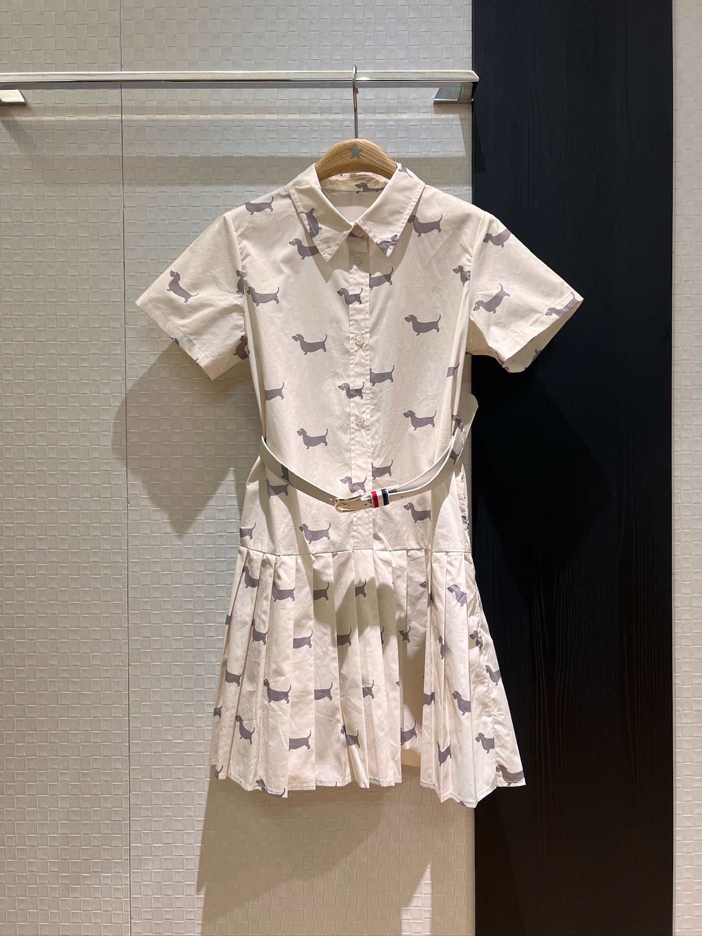 NO:333113,New TB puppy print, spliced ​​pleated skirt lapel short-sleeved dress, matched with red, white and blue webbing belt, decorative academy style, age-reducing temperament, side pockets, casual and cute SML, skirts, T-shirt, alexander wang19860909新款TB小狗印花 拼接百褶半裙翻领短袖连衣裙 搭配红白蓝织带腰带装饰学院风 减龄气质 两侧口袋 休闲可爱SML,,skirts,T-shirt,alexander wang,Women's clothing