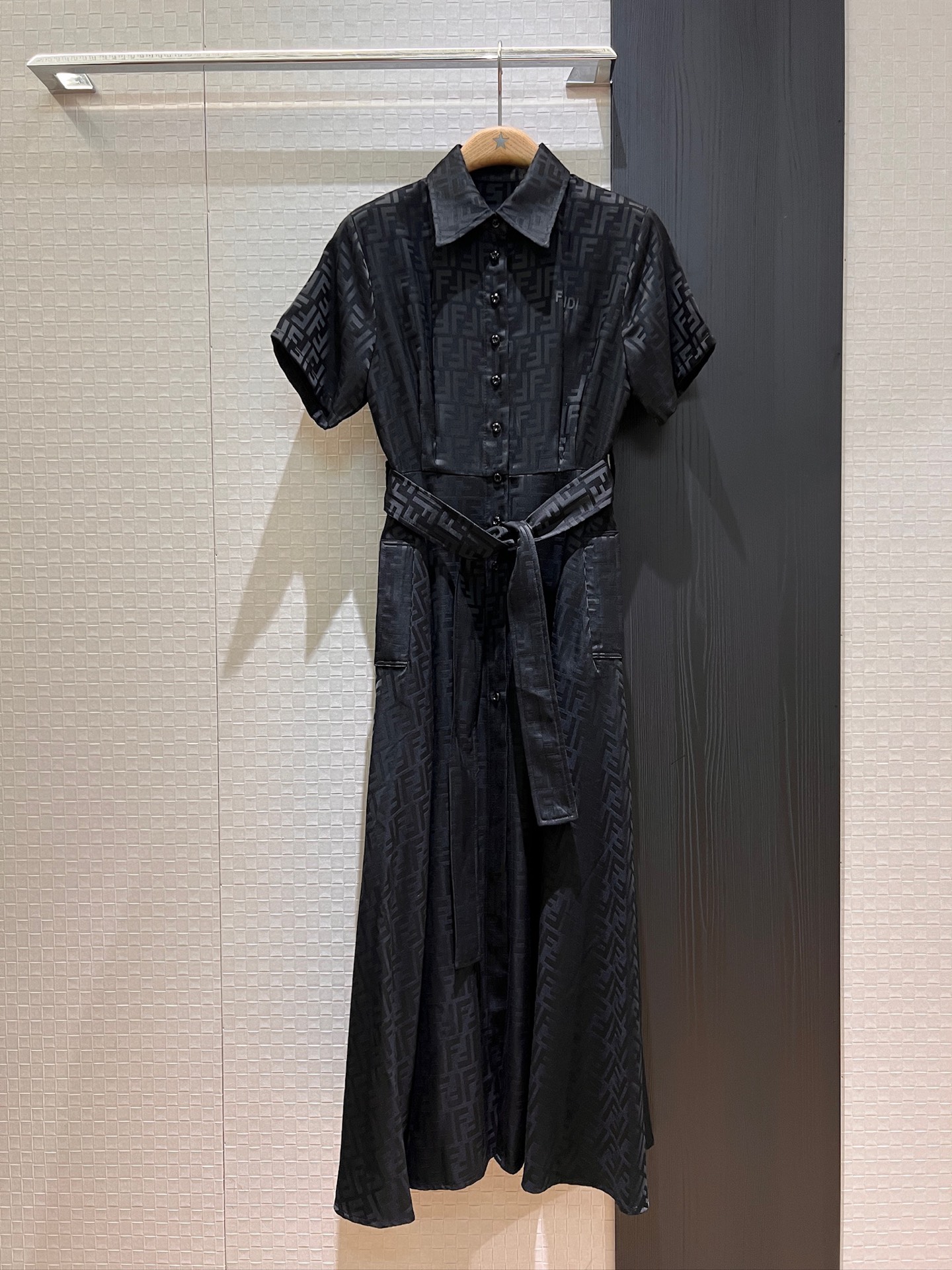 NO:333066,New double F jacquard lapel short-sleeved dress with long skirt, belt, waist tucked to make you look slim and simple and slim, temperament, with pockets on both sides of commuting, light and age-reducing, black brown SML, skirts, T-shirt, alexander wang19860909新款双F提花翻领短袖连衣裙长裙 系腰带收腰显瘦简约修身 气质通勤两侧有口袋 轻熟减龄 黑色咖色 SML,,skirts,T-shirt,alexander wang,Women's clothing