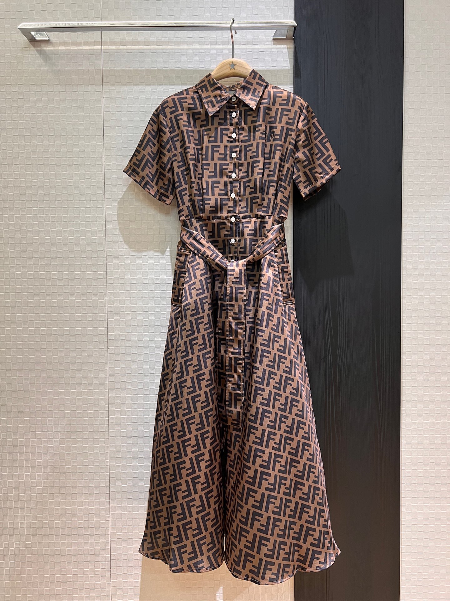 NO:333072,New double F jacquard lapel short-sleeved dress with long skirt, belt, waist tucked to make you look slim and simple and slim, temperament, with pockets on both sides of commuting, light and age-reducing, black brown SML, skirts, T-shirt, alexander wang19860909新款双F提花翻领短袖连衣裙长裙 系腰带收腰显瘦简约修身 气质通勤两侧有口袋 轻熟减龄 黑色咖色 SML,,skirts,T-shirt,alexander wang,Women's clothing