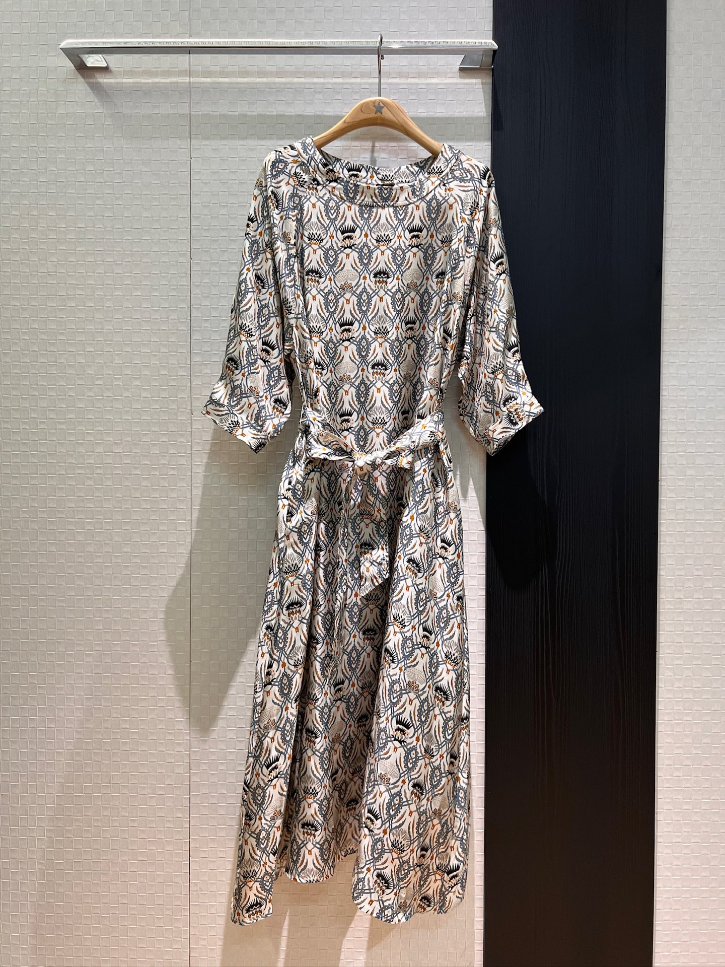 NO:333078,New LP vacation style retro printed heavy silk twill dress with round neck falling shoulder mid sleeves loose and lazy side pockets long skirt seaside S-XL, loro piana, skirts, real silk, alexander wang19860909新款LP度假风 复古印花重磅真丝斜纹连衣裙圆领落肩中袖 宽松慵懒两侧口袋 长裙海边 S-XL,,loro piana,skirts,real silk,alexander wang,Women's clothing