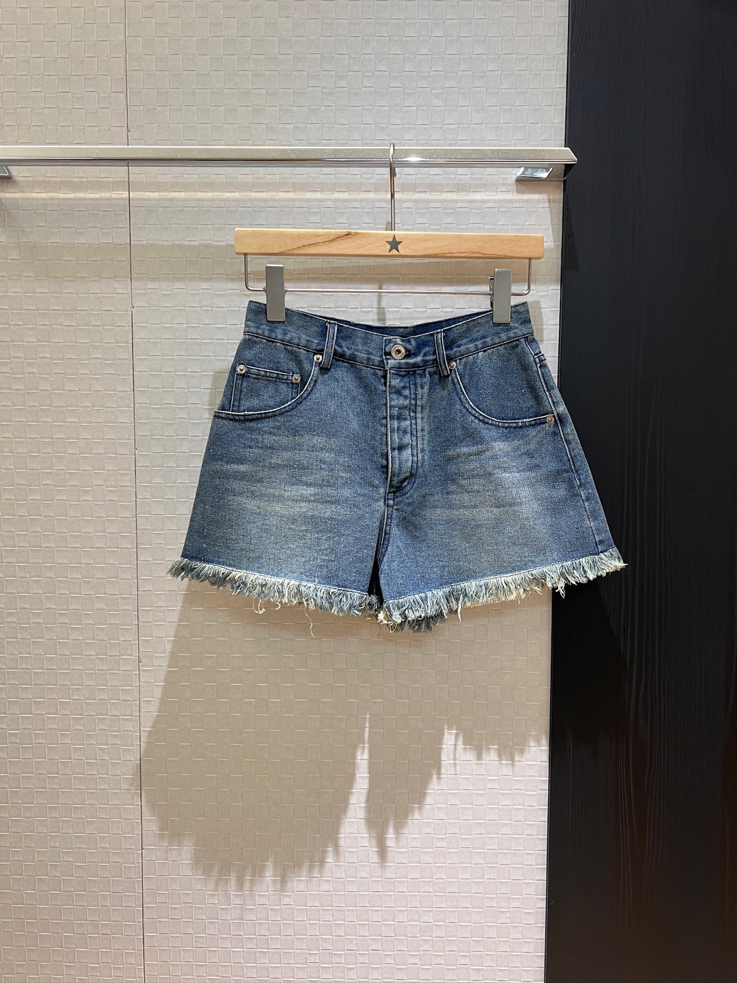 NO:333084,New style recommended pocket heavy industry embroidered wool logo badge, furry tassel denim shorts open molded braid, wash water blue, seaside hot pants casual and age-reducing, can be worn with the same denim top SML, shorts, alexander wang19860909新款推荐口袋重工刺绣毛线logo徽章 毛边流苏牛仔短裤开模排扣 洗水蓝 海边热裤休闲减龄 可搭同款牛仔上衣 SML,,shorts,alexander wang,Women's clothing