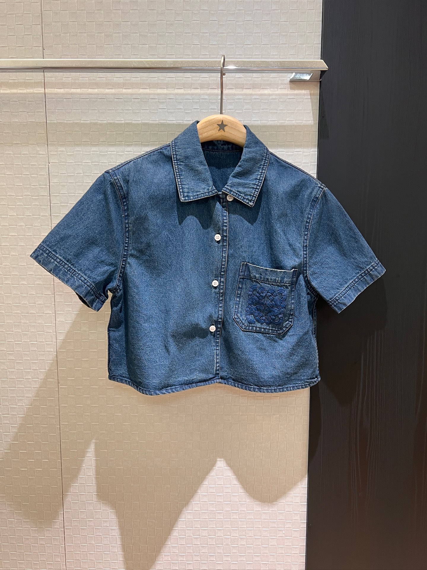 NO:333458,New model recommended heavy industry embroidered wool logo badge pocket denim short-sleeved shirt vacation and leisure versatile must-have short age-reducing SML, T-shirt, alexander wang19860909新款推荐重工刺绣毛线logo徽章口袋 牛仔短袖衬衣度假休闲 百搭必备 短款减龄SML,,T-shirt,alexander wang,Women's clothing