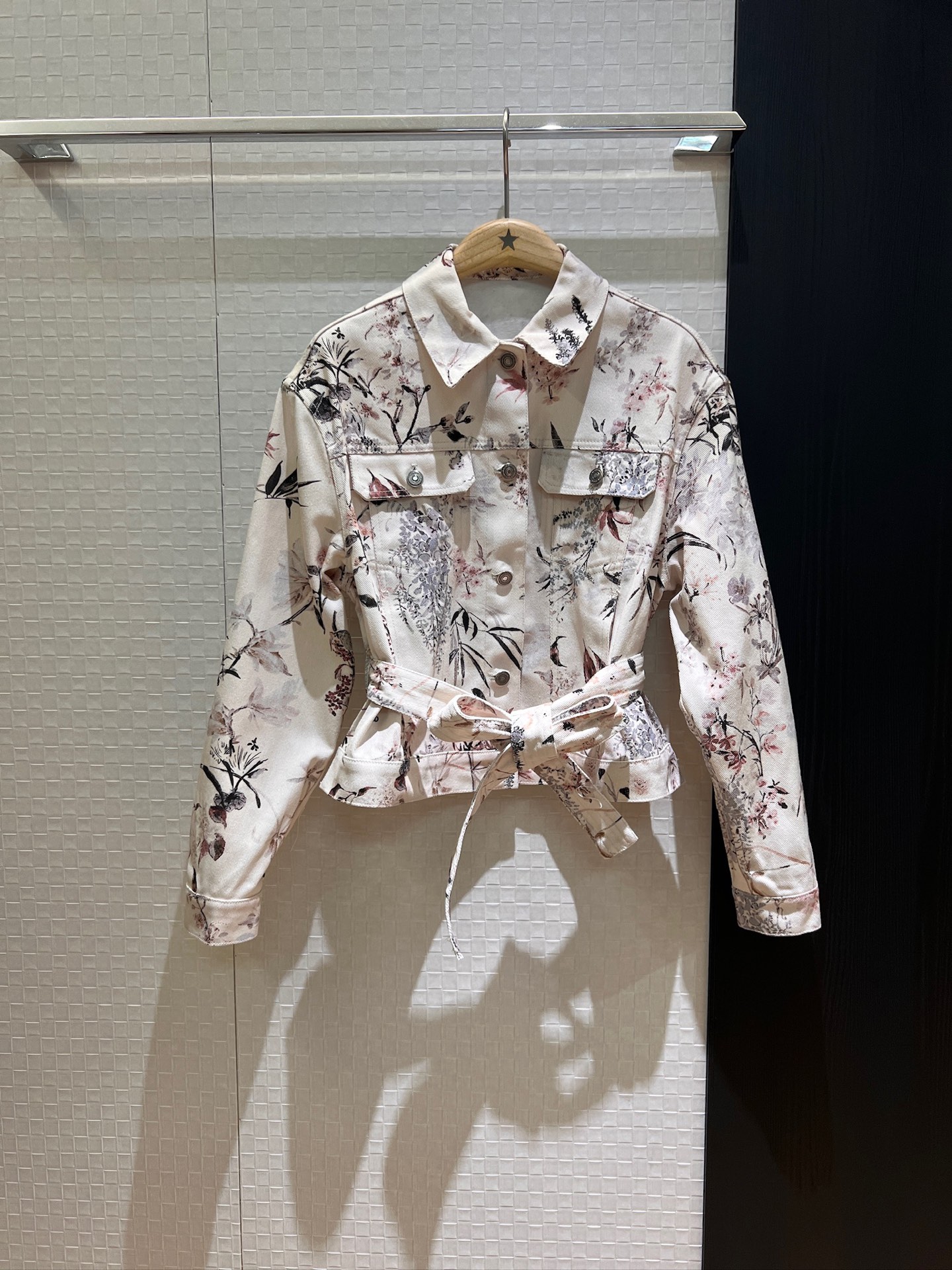 NO:333464,New plant printed denim jacket, belt, waist-hugging decorative embroidery, cd bee, can be worn with the same skirt, small label behind, age-reducing versatile SML,, skirts, jackets & coats, alexander wang19860909新款植物印花牛仔外套 系腰带收腰装饰刺绣cd小蜜蜂 可搭同款半裙背后小标 减龄百搭 SML,,skirts,jackets & coats,alexander wang,Women's clothing