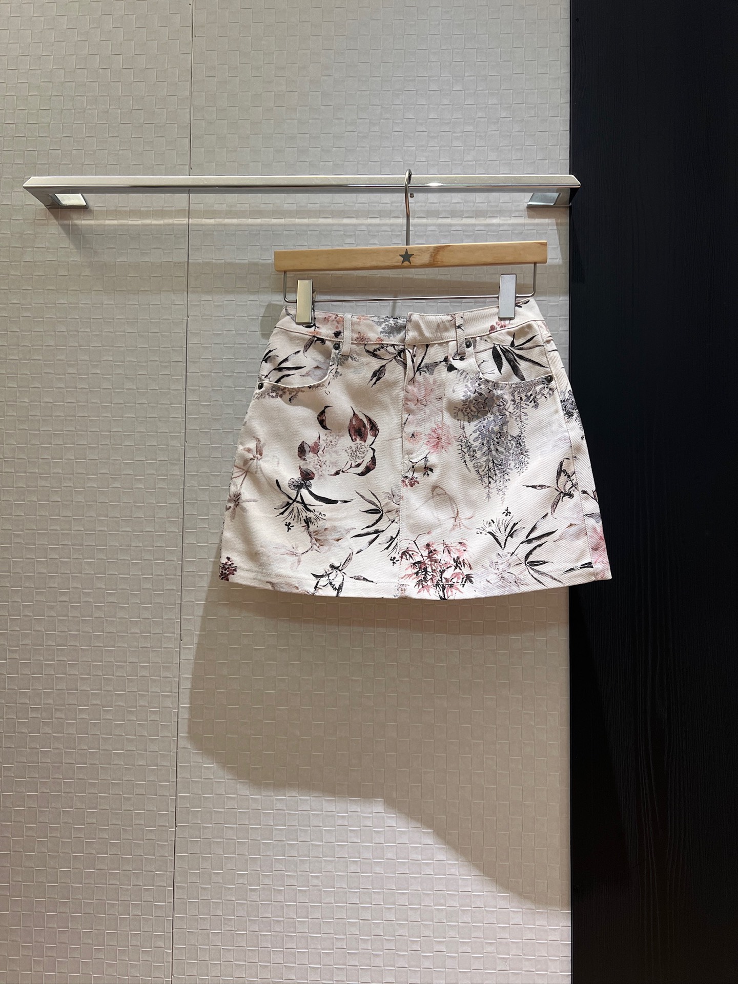 NO:333470,New plant printed denim A-line skirt black small leather label decoration age-reducing casual fashion and versatile SML, skirts, alexander wang19860909新款植物印花牛仔A字半裙黑色小皮标装饰 减龄休闲 时尚百搭SML,,skirts,alexander wang,Women's clothing