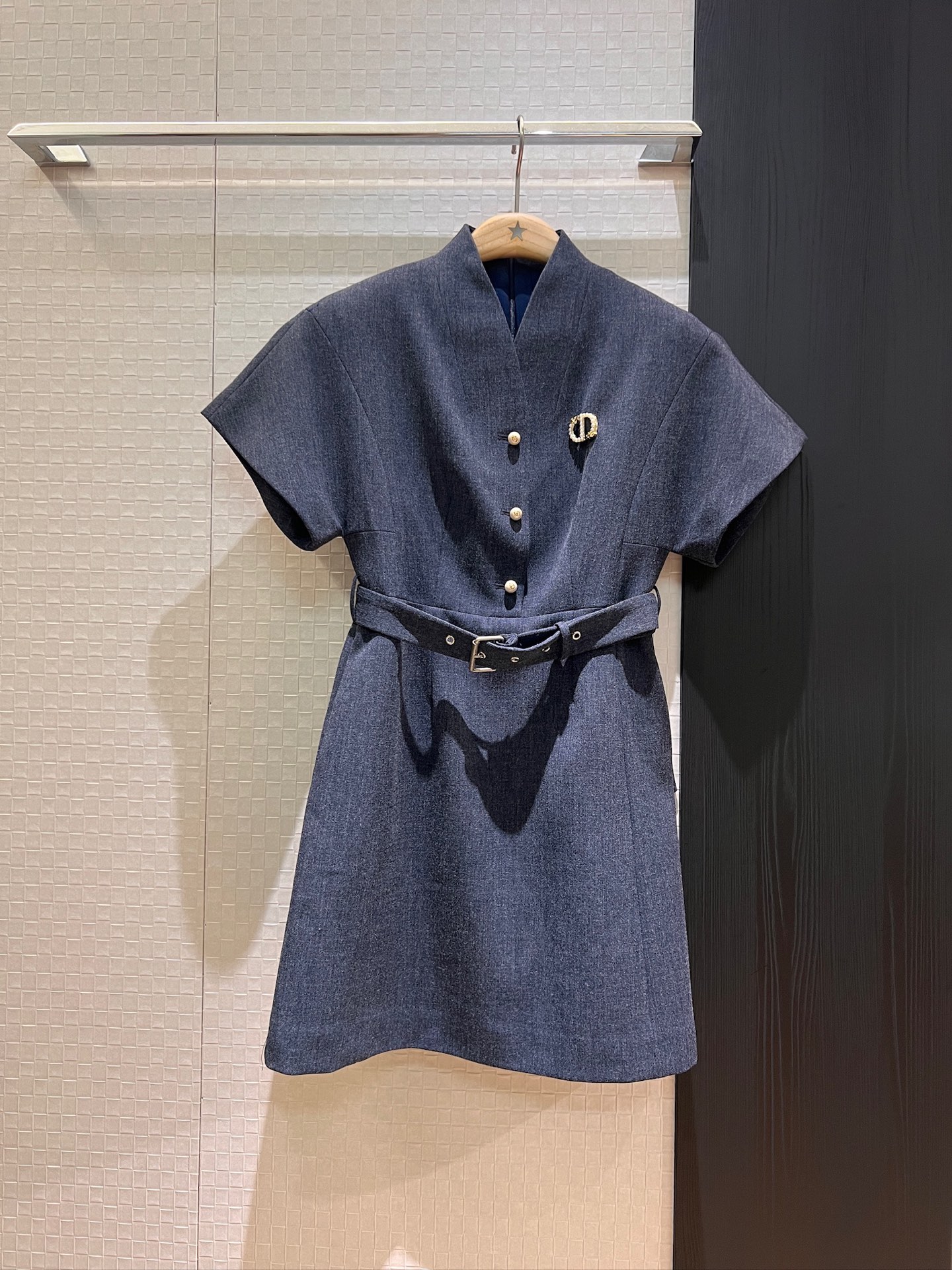 NO:333482,New stand-up collar V-neck minimalist front closure breasted dress, rotator sleeves tie belt waist closure, delivery CD pearl brooch with pockets on both sides Elegant temperament SML, skirts, brooch, breastpin, alexander wang19860909新款立领V领极简前襟排扣设计连衣裙 落肩袖系腰带收腰 配送CD珍珠胸针装饰两侧有口袋 优雅气质 SML,,skirts,brooch，breastpin,alexander wang,Women's clothing
