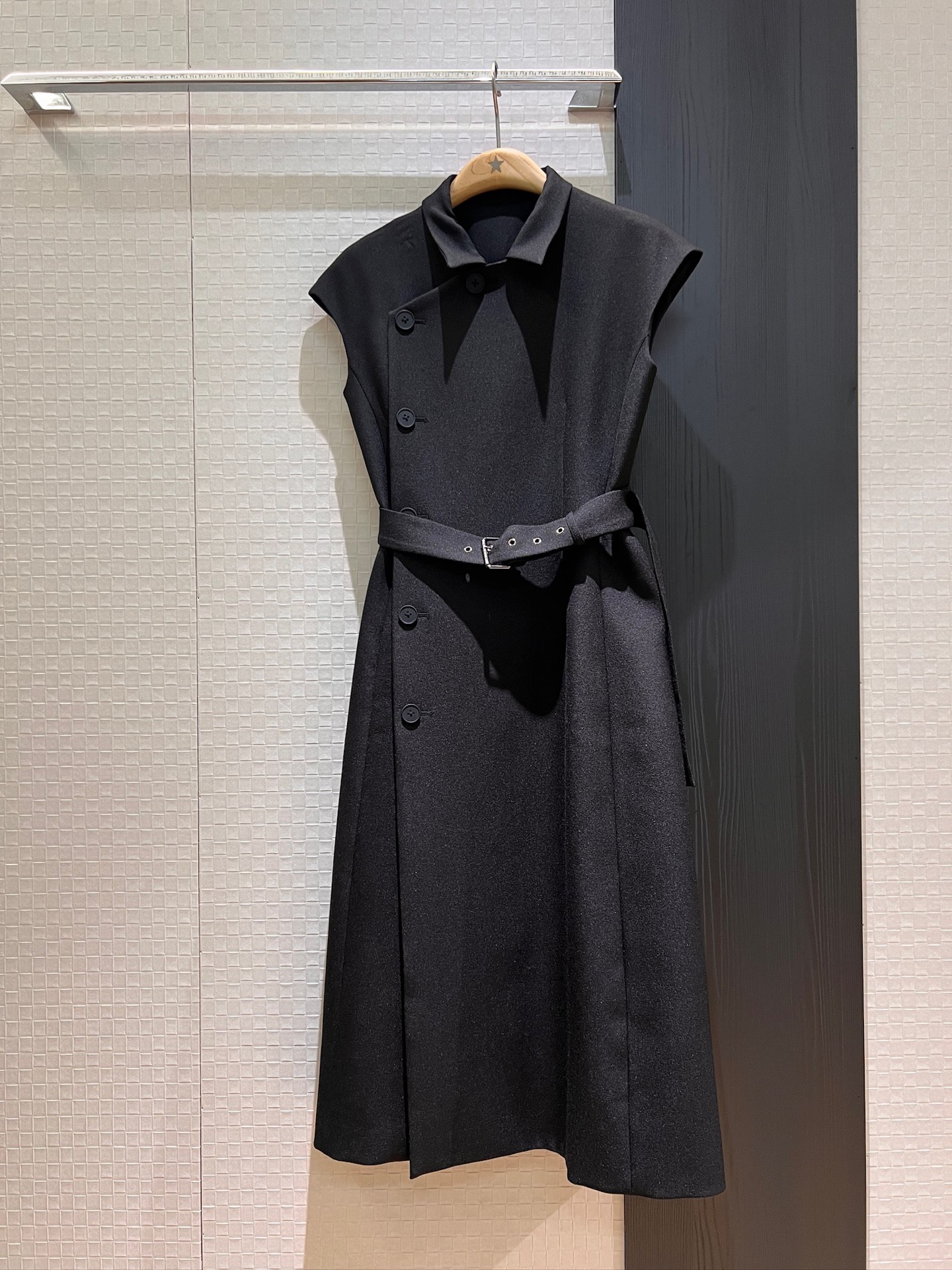 NO:333459,New Chen Duling Kwong Lingling's same asymmetric lapel and shoulder-drop vest jacket skirt with irregular breasts, long suit skirt with belt, slim fit and slim pockets on both sides Black and white S-XL,, skirts, jackets & coats, business suit, alexander wang19860909新款陈都灵 邝玲玲同款不对称翻领落肩坎肩马甲外套裙 不规则排扣 西装长裙系腰带 修身显瘦 两侧口袋 黑色白色 S-XL,,skirts,jackets & coats,business suit,alexander wang,Women's clothing