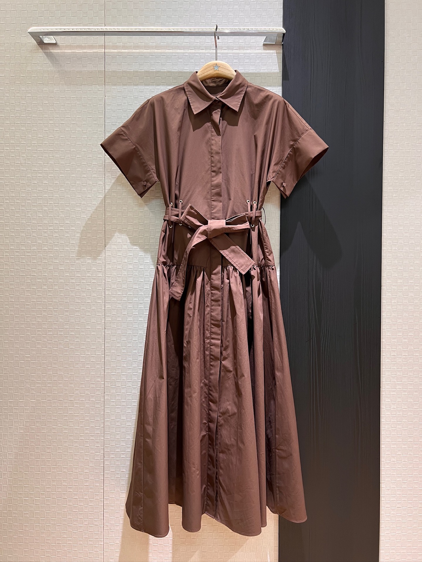 NO:333483,New French simple lapel drop-off rotator sleeve dress, cake long skirt, oversized skirt, belt, waist, slim temperament and age reduction, vacation elegant, white khaki SML, skirts, alexander wang19860909新款法式简约翻领落肩袖连衣裙 蛋糕长裙超大裙摆 系腰带收腰显瘦气质减龄 度假优雅 白色卡其咖色 SML,,skirts,alexander wang,Women's clothing