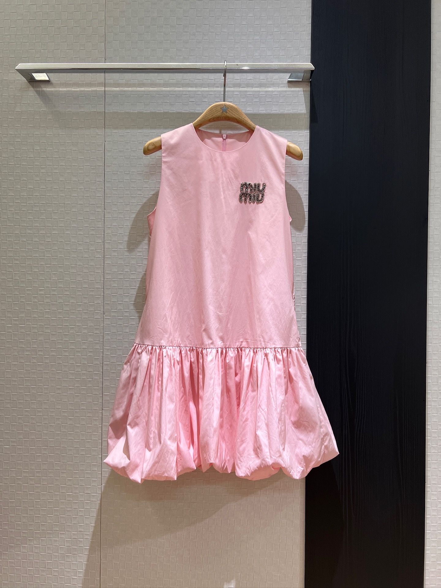 NO:333494,New style of a sleeveless dress with a brachial nail diamond on the chest, a sleeveless dress with a cute and age-reducing sweet lady, A-line doll style, both sides of the pockets SML, miumiu, skirts, alexander wang19860909新款胸前钉钻miu徽章无袖连衣裙 花苞泡泡裙摆可爱减龄 甜美淑女 A字娃娃版型两侧口袋 SML,,miumiu,skirts,alexander wang,Women's clothing
