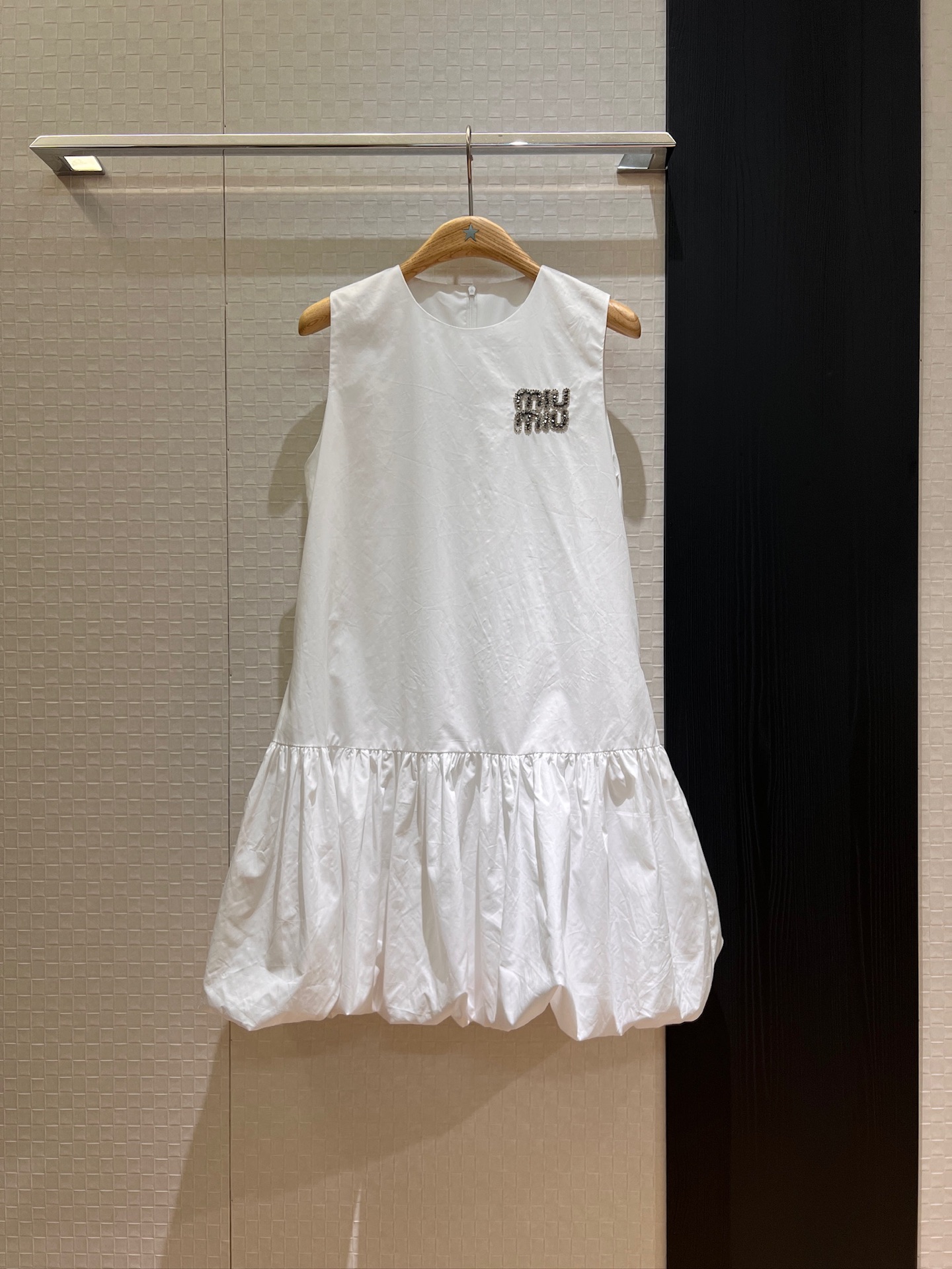 NO:333498,New style of a sleeveless dress with a brachial nail diamond on the chest, a sleeveless dress with a cute and age-reducing sweet lady, A-line doll style, both sides of the pockets SML, miumiu, skirts, alexander wang19860909新款胸前钉钻miu徽章无袖连衣裙 花苞泡泡裙摆可爱减龄 甜美淑女 A字娃娃版型两侧口袋 SML,,miumiu,skirts,alexander wang,Women's clothing