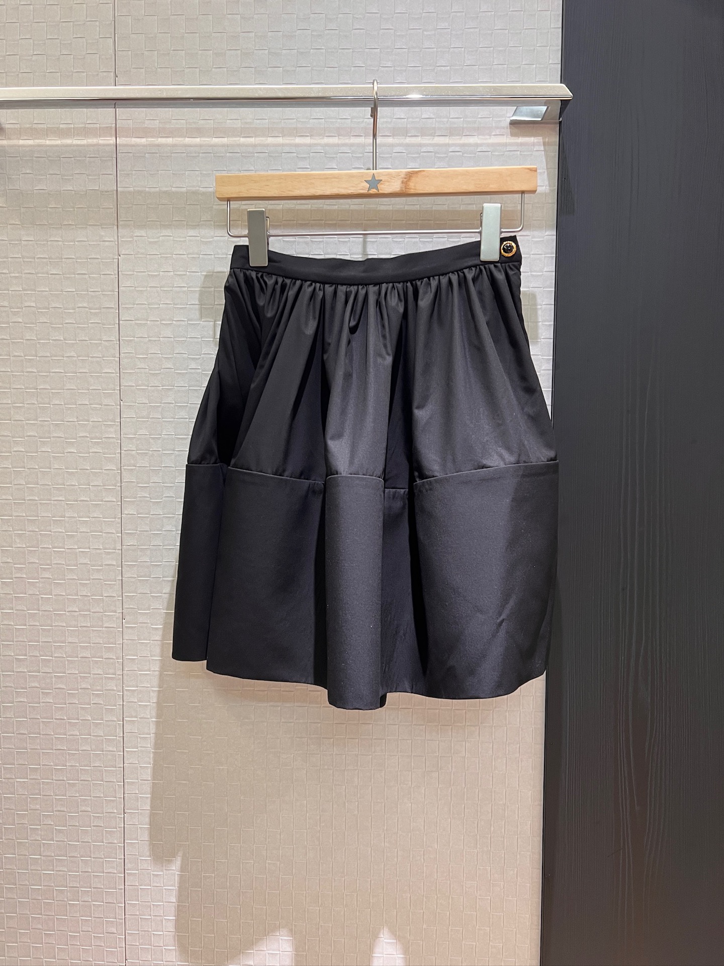 NO:333487,New extremely simple buttoned spliced ​​puffy skirt with high waist makes you look slim, elegant temperament, celebrity age-reducing black and white SML, skirts, alexander wang19860909新款极简单扣拼接蓬蓬半裙高腰显瘦 优雅气质 名媛减龄 黑色白色 SML,,skirts,alexander wang,Women's clothing
