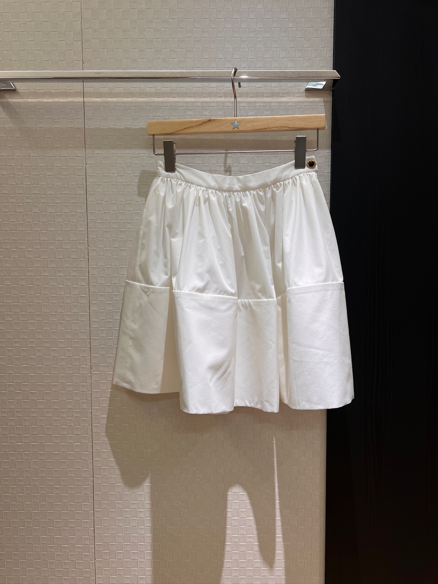 NO:333491,New extremely simple buttoned spliced ​​puffy skirt with high waist makes you look slim, elegant temperament, celebrity age-reducing black and white SML, skirts, alexander wang19860909新款极简单扣拼接蓬蓬半裙高腰显瘦 优雅气质 名媛减龄 黑色白色 SML,,skirts,alexander wang,Women's clothing