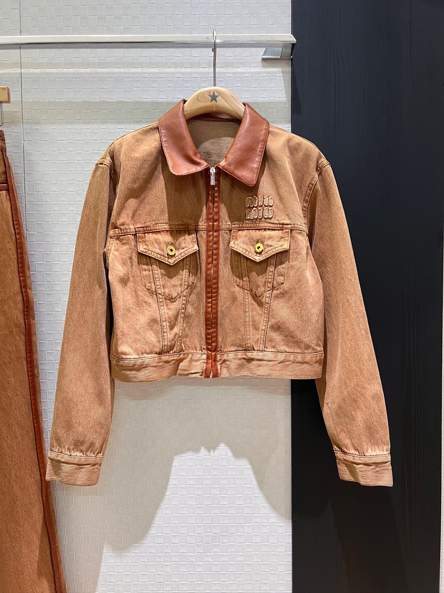 NO:333499,Jeans New leather lapel denim jacket leather edge jeans straight-fitting style patch embroidered logo letters used for old washing water sweet and cool versatile age-reducing essential SML jacket, jeans, jackets & coats, jackets & coats, alexander wang19860909牛仔裤新款拼皮翻领牛仔夹克外套拼皮边牛仔裤 直筒版型 贴布刺绣logo字母做旧洗水 甜酷百搭 减龄必备 SML 外套,,jeans,jackets & coats,jackets & coats,alexander wang,Women's clothing