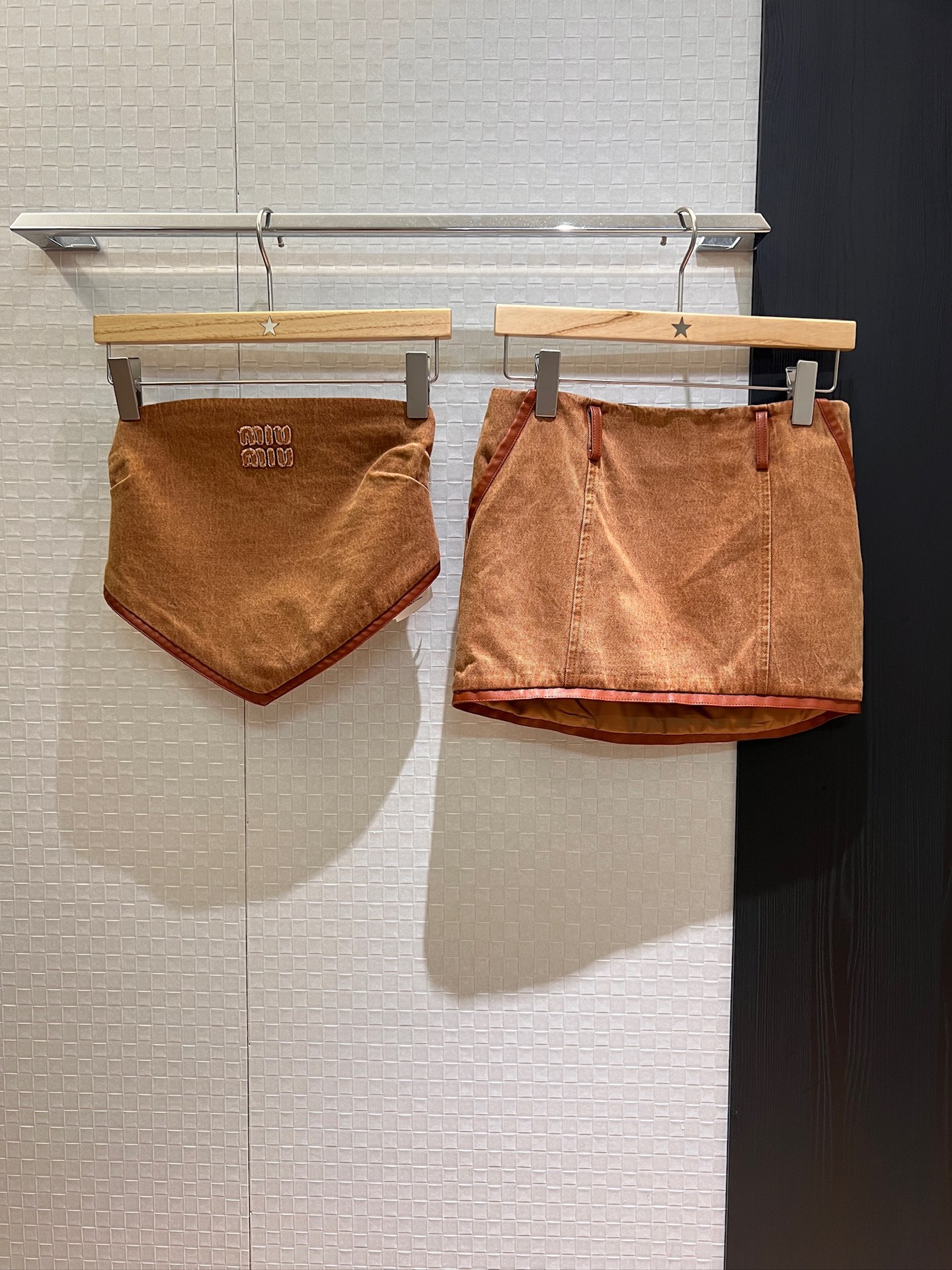 NO:333495,Strap-breasted skirt with the same style as Zhang Yuanying, leather-breasted denim strap-breasted denim low-waisted skirt with patch embroidered logo letters, old washing water, sexy age-reducing SML, skirts, alexander wang19860909抹胸 半裙新款张元英同款 拼皮边牛仔抹胸拼皮边牛仔低腰半裙贴布刺绣logo字母 做旧洗水 性感减龄 SML,,skirts,alexander wang,Women's clothing