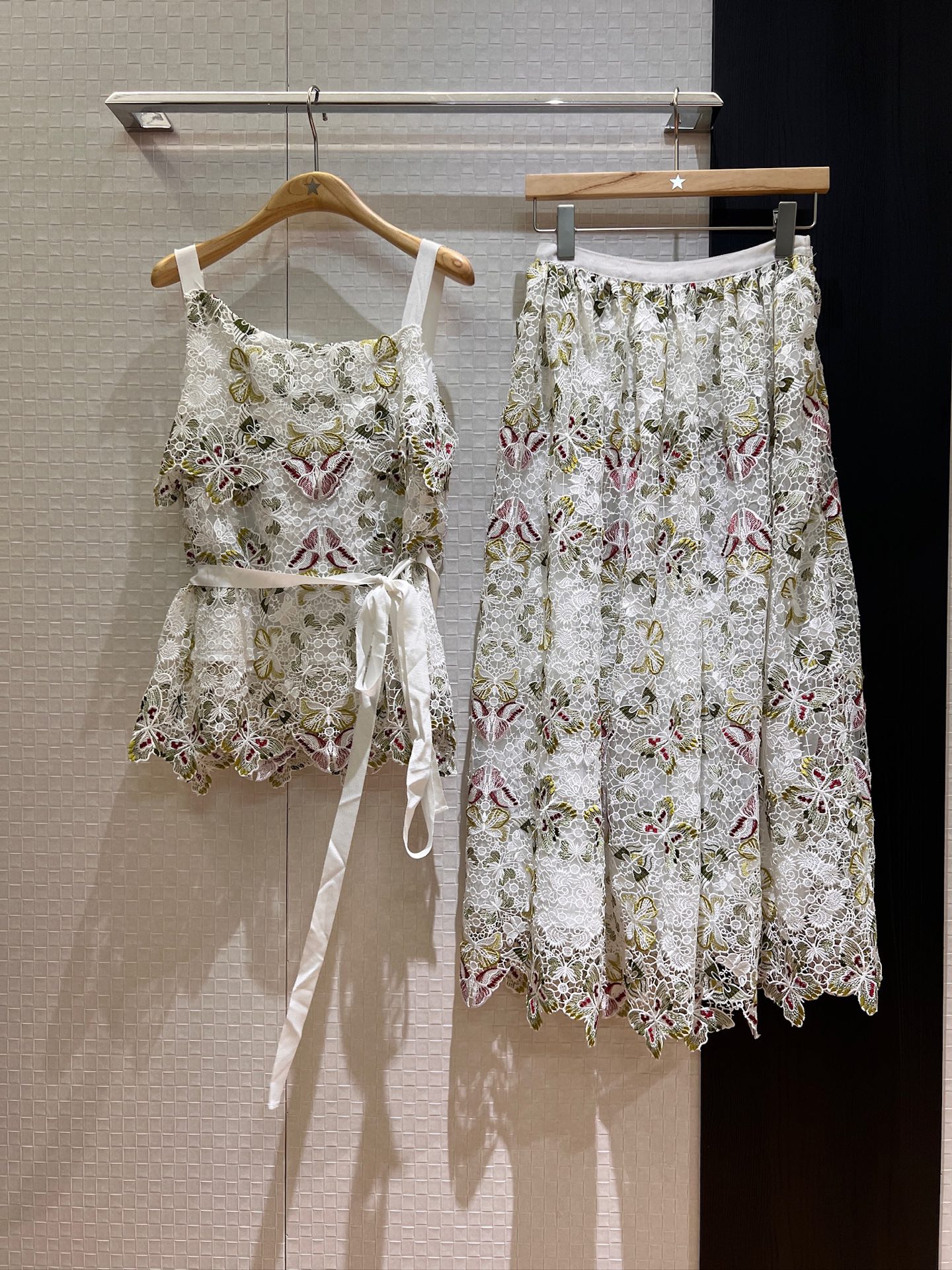 NO:333917,New style is coming to custom original fabric, butterfly hollow lace skirt positioning and tailoring, large skirt elegance and temperament, age-reducing versatile SML, skirts, alexander wang19860909新款来袭定制原版面料 蝴蝶镂空蕾丝半裙定位剪裁 大裙摆优雅气质 减龄百搭 SML,,skirts,alexander wang,Women's clothing