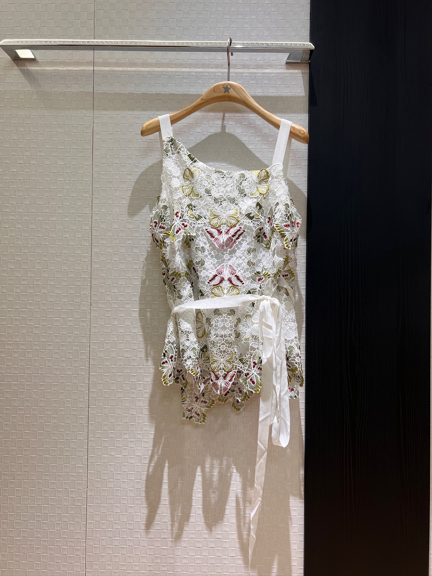 NO:333923,The new model is coming original fabric, hollow butterfly lace asymmetric suspender top with belt wrap design, wearable front and back, famous temperament, ladylike versatility, SML, alexander wang19860909新款来袭原定面料 镂空蝴蝶蕾丝不对称吊带上衣系腰带包裹设计 前后可穿名媛气质 淑女百搭 SML,,alexander wang,Women's clothing