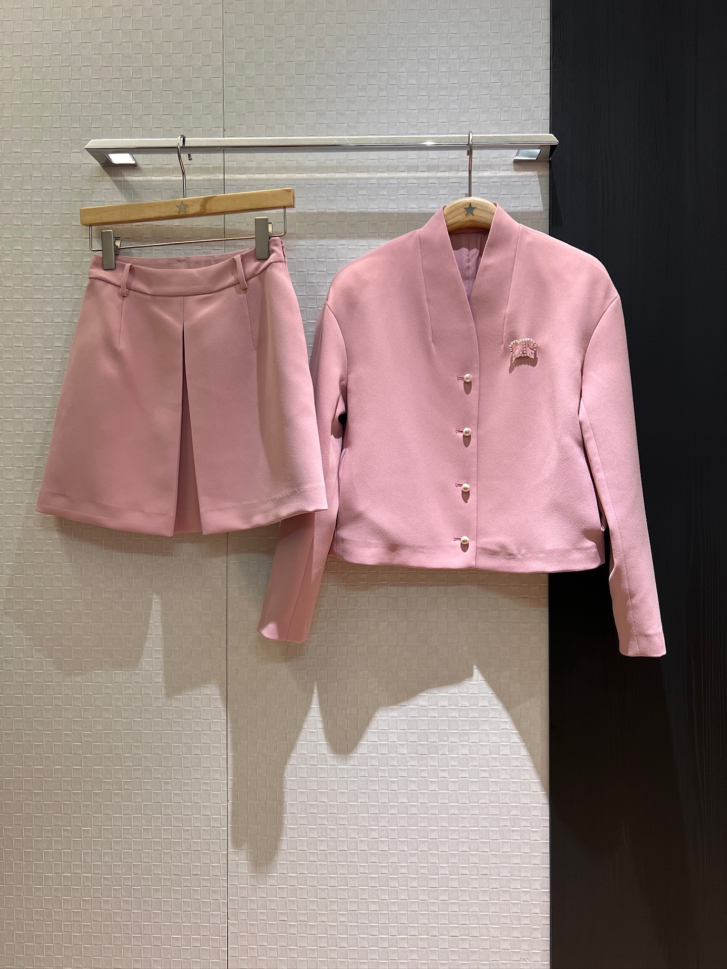 NO:333900,Jacket New style new Chinese style stand high neck down shoulder jacket front pleated A-line skirt Delivery CD pearl brooch CD pearl buckle with pockets on both sides Elegant commuting Pink age-reducing SML, skirts, jackets & coats, brooch, breastpin, alexander wang19860909外套 半裙新款新中式立高领落肩外套前压褶A字半裙 配送CD珍珠胸针 CD珍珠扣两侧有口袋 优雅通勤 粉色减龄 SML,,skirts,jackets & coats,brooch，breastpin,alexander wang,Women's clothing