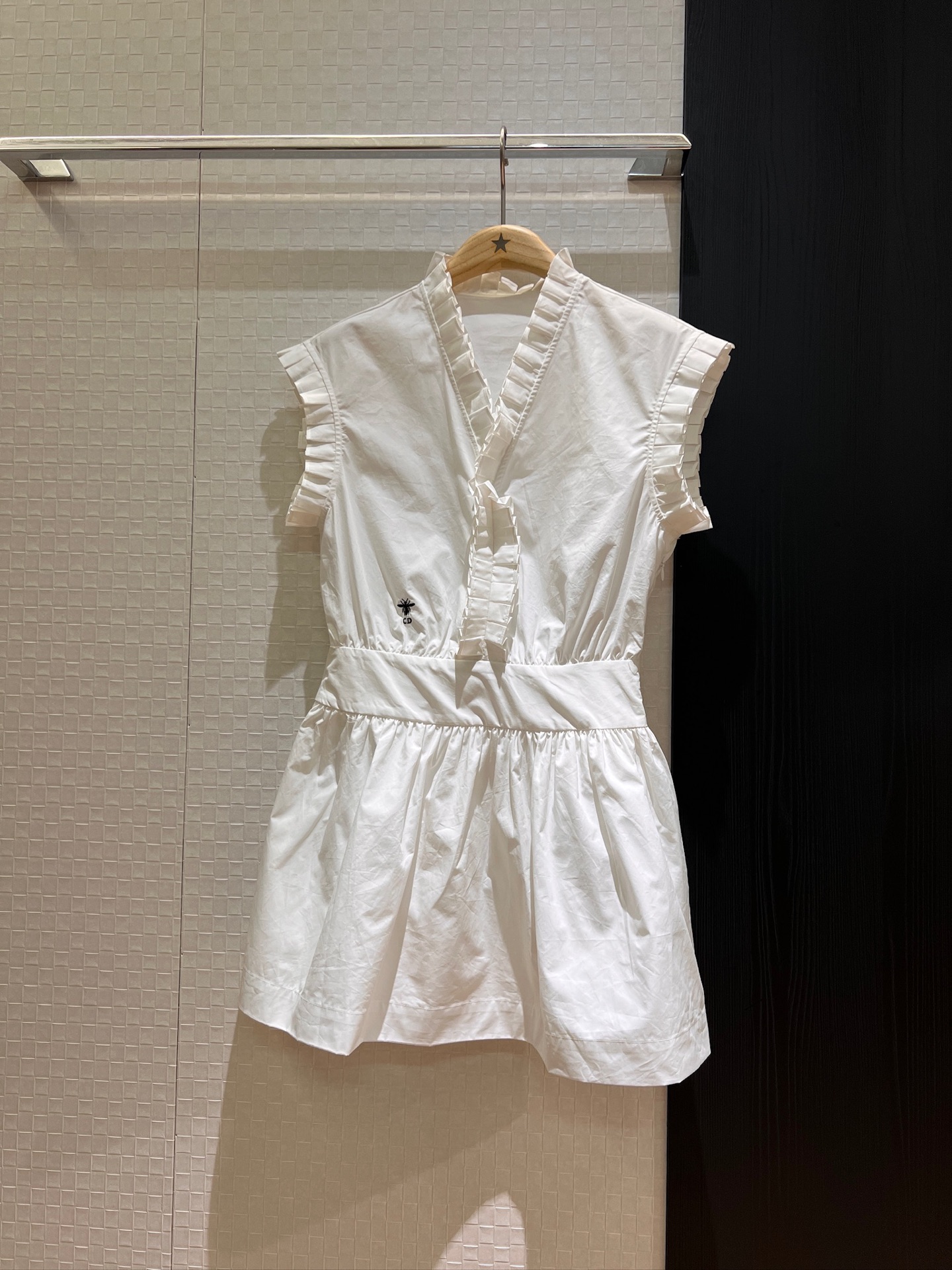 NO:333906,New three-dimensional wood earrings with V-neck shoulder-drop dress with waist slim waist, temperament slim embroidered little bee, age-reducing cute SML, skirts, alexander wang19860909新款立体木耳边V领落肩连衣裙收腰显瘦 气质修身刺绣小蜜蜂 减龄可爱 SML,,skirts,alexander wang,Women's clothing