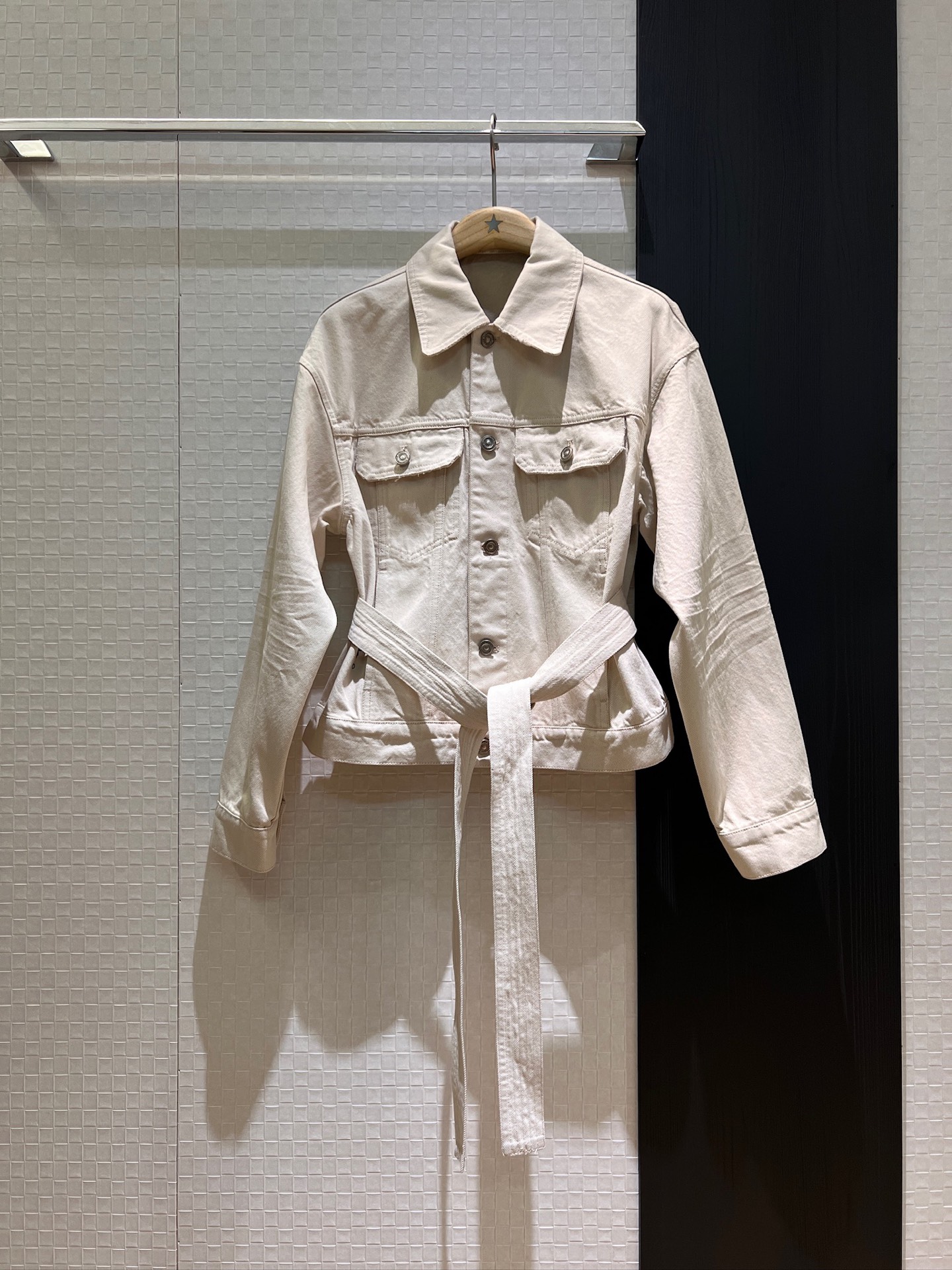 NO:333912,New old beige denim jacket, belt, waist-hugging decorative embroidery cd bee, can be worn with the same skirt, small leather label behind, age-reducing versatile SML,, skirts, jackets & coats, alexander wang19860909新款做旧米色牛仔外套 系腰带收腰装饰刺绣cd小蜜蜂 可搭同款半裙背后小皮标 减龄百搭 SML,,skirts,jackets & coats,alexander wang,Women's clothing