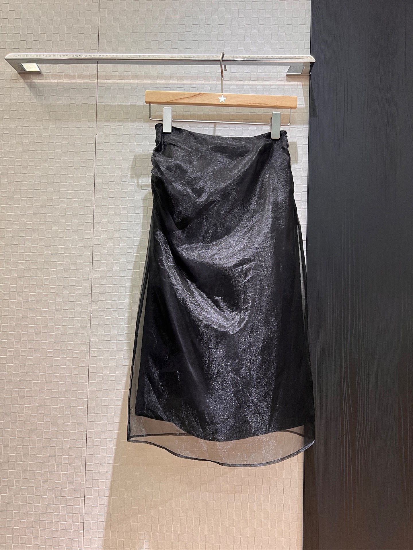 NO:333901,New mesh pleated double-layer hip skirt with patch triangular logo on the back decorative back skirt hem slit, elegant temperament and age-reducing SML, skirts, alexander wang19860909新款网纱褶皱双层包臀半裙 后面贴布三角徽标装饰后裙摆开叉 优雅气质减龄必备 SML,,skirts,alexander wang,Women's clothing