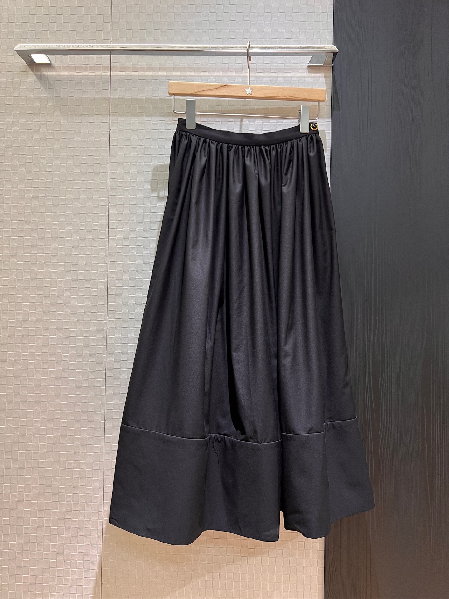 NO:333907,New extremely simple button spliced ​​puffy long skirt with high waist makes you look slim and elegant temperament. Celebrity age-reducing black khaki SML, skirts, alexander wang19860909新款极简单扣拼接蓬蓬长半裙高腰显瘦 优雅气质 名媛减龄黑色卡其 SML,,skirts,alexander wang,Women's clothing