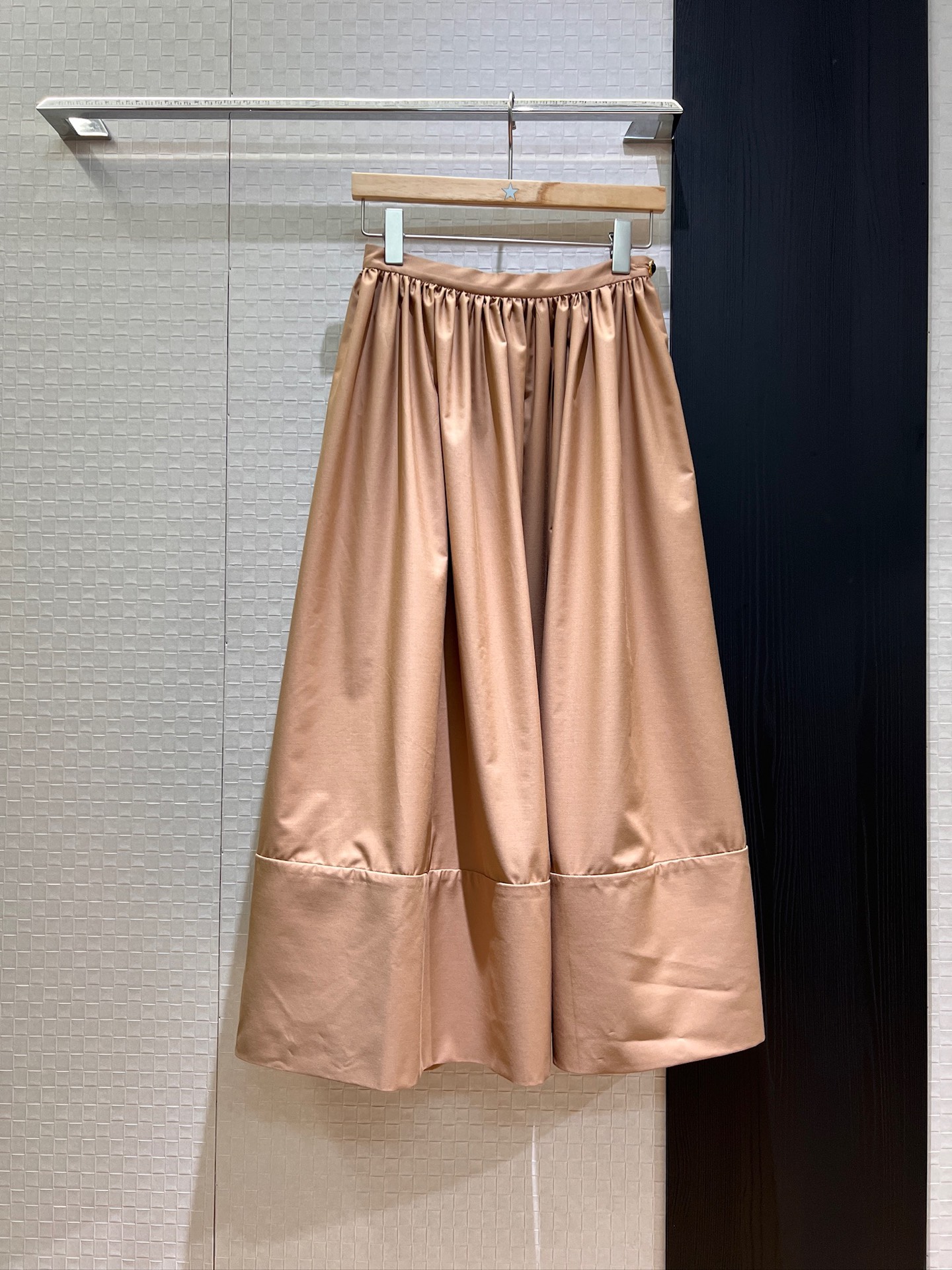 NO:333913,New extremely simple button spliced ​​puffy long skirt with high waist makes you look slim and elegant temperament. Celebrity age-reducing black khaki SML, skirts, alexander wang19860909新款极简单扣拼接蓬蓬长半裙高腰显瘦 优雅气质 名媛减龄黑色卡其 SML,,skirts,alexander wang,Women's clothing