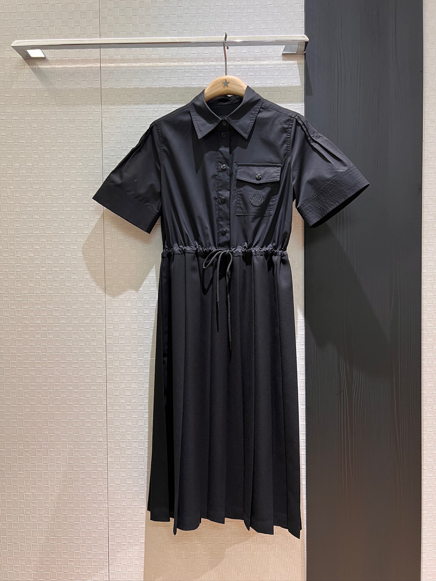 NO:333925,New style chucking cover logo logo pocket decoration spliced ​​pleated shirt dress lapel dress drawstring waist design adjustable casual and versatile, age-reducing essential black dark blue khaki S-XL, Moncler, skirts, alexander wang19860909新款冲冲蒙口 logo徽标口袋装饰拼接百褶衬衣裙 翻领连衣裙抽绳收腰设计 可调节休闲百搭 减龄必备 黑色深蓝卡其 S-XL,,Moncler,skirts,alexander wang,Women's clothing
