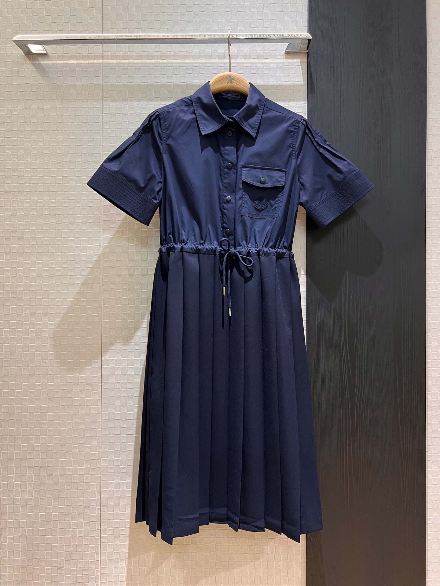 NO:333928,New style chucking cover logo logo pocket decoration spliced ​​pleated shirt dress lapel dress drawstring waist design adjustable casual and versatile, age-reducing essential black dark blue khaki S-XL, Moncler, skirts, alexander wang19860909新款冲冲蒙口 logo徽标口袋装饰拼接百褶衬衣裙 翻领连衣裙抽绳收腰设计 可调节休闲百搭 减龄必备 黑色深蓝卡其 S-XL,,Moncler,skirts,alexander wang,Women's clothing