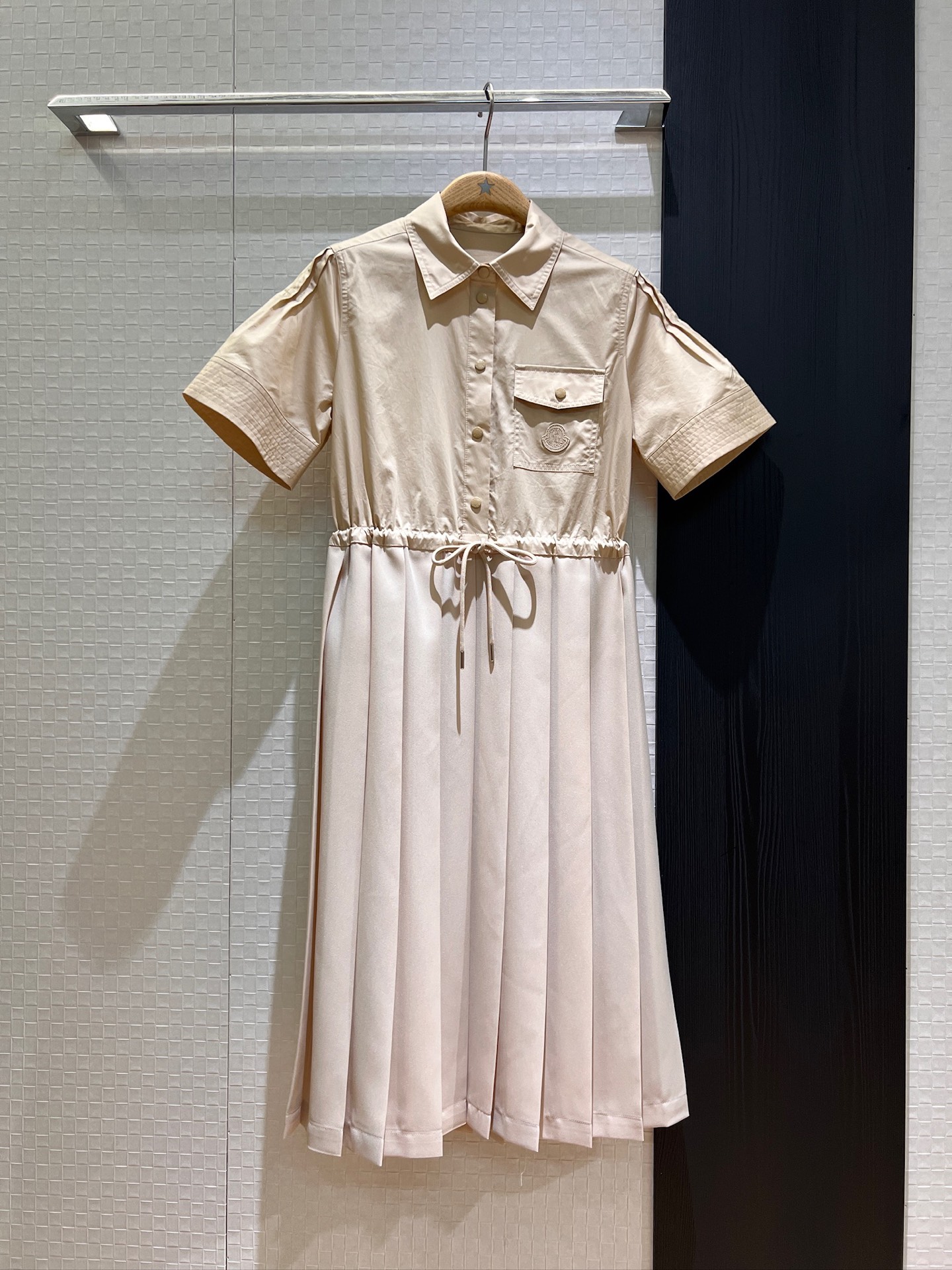 NO:333932,New style chucking cover logo logo pocket decoration spliced ​​pleated shirt dress lapel dress drawstring waist design adjustable casual and versatile, age-reducing essential black dark blue khaki S-XL, Moncler, skirts, alexander wang19860909新款冲冲蒙口 logo徽标口袋装饰拼接百褶衬衣裙 翻领连衣裙抽绳收腰设计 可调节休闲百搭 减龄必备 黑色深蓝卡其 S-XL,,Moncler,skirts,alexander wang,Women's clothing