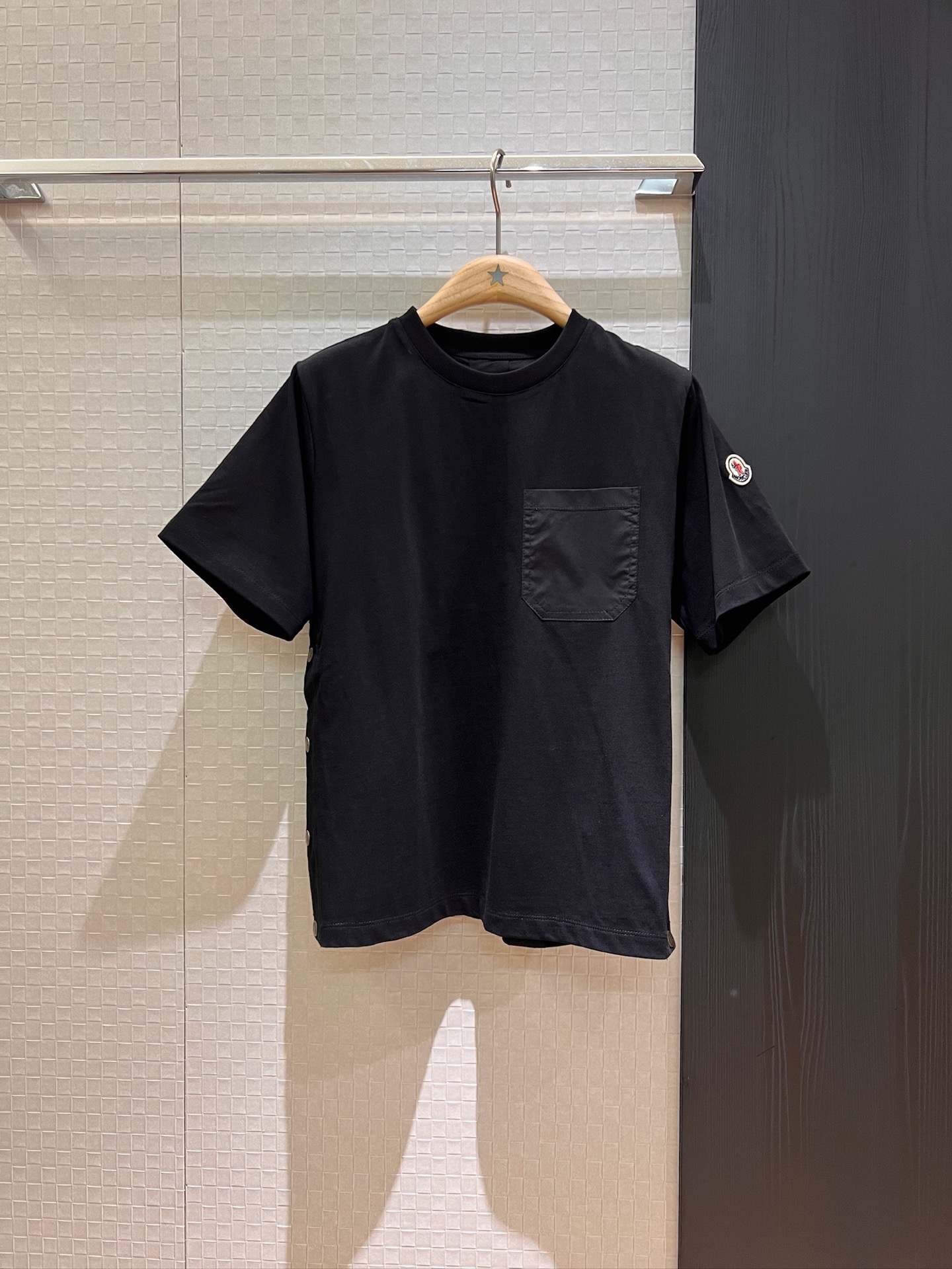 NO:333936,New style recommended mask, classic armband decorative loose T-shirt, chest pocket decoration, snap button design on both sides, can be spliced ​​with different fabrics in front and back, casual and age-reducing Black and white SML, Moncler,tees, t-shirt,alexander wang19860909新款推荐蒙口 经典袖标装饰宽松T恤 胸前口袋装饰两侧按扣设计 可开扣开叉前后不同面料拼接 休闲减龄 黑色白色 SML,,Moncler,tees，t-shirt,alexander wang,Women's clothing