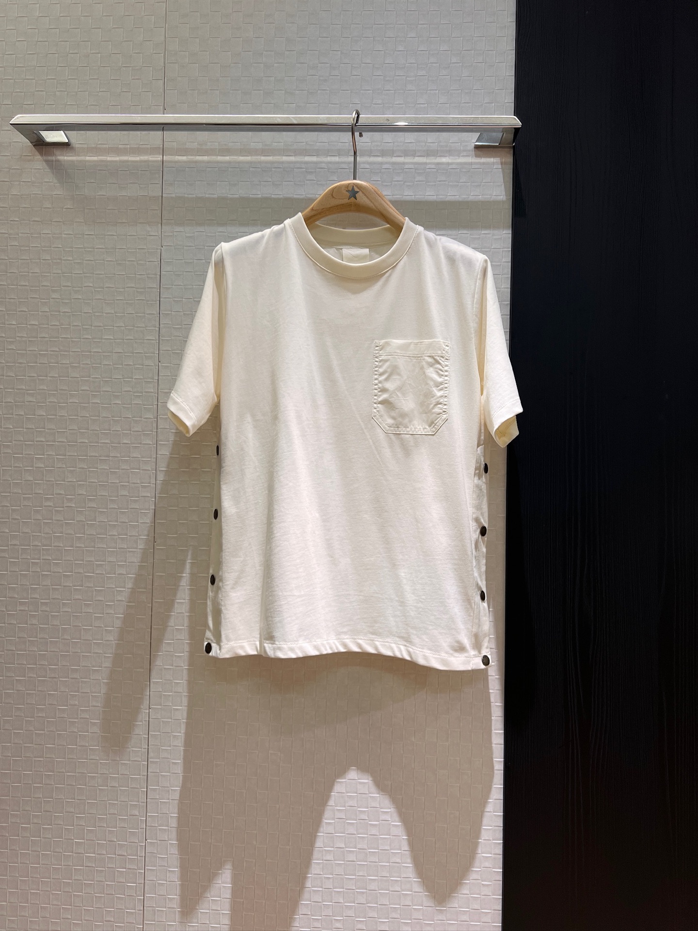 NO:333940,New style recommended mask, classic armband decorative loose T-shirt, chest pocket decoration, snap button design on both sides, can be spliced ​​with different fabrics in front and back, casual and age-reducing Black and white SML, Moncler,tees, t-shirt,alexander wang19860909新款推荐蒙口 经典袖标装饰宽松T恤 胸前口袋装饰两侧按扣设计 可开扣开叉前后不同面料拼接 休闲减龄 黑色白色 SML,,Moncler,tees，t-shirt,alexander wang,Women's clothing