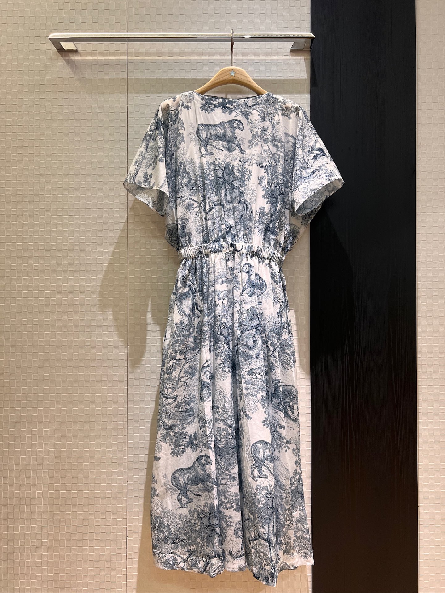 NO:334326,New Ruyi beast printed round neck dress, drop rotator sleeve elastic waist design, two-piece long skirt delivery suspender petticoat skirt, pockets on both sides vacation and leisure SML, skirts, alexander wang19860909新款茹伊猛兽印花圆领连衣裙 落肩袖松紧腰设计 两件套长裙配送吊带衬裙 两侧有口袋度假休闲 SML,,skirts,alexander wang,Women's clothing