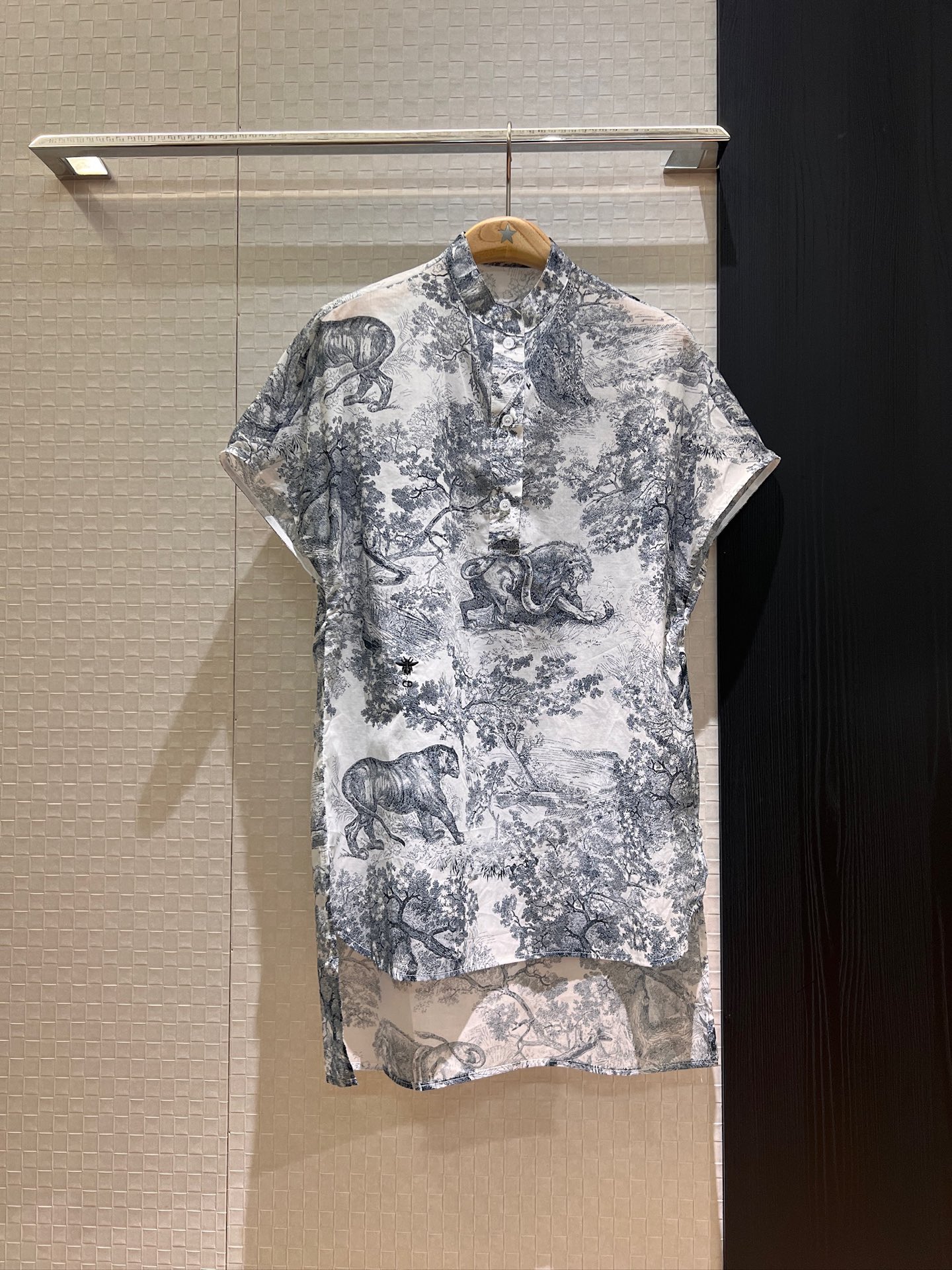 NO:334330,New holiday lazy Mushroom beast print classic stand-up collar drop shoulder shirt short front and long back fashionable and casual can be worn with the same skirt SML, skirts, alexander wang19860909新款度假慵懒 菇伊猛兽印花经典立领落肩衬衣 下摆前短后长时尚休闲 可搭同款半裙 SML,,skirts,alexander wang,Women's clothing