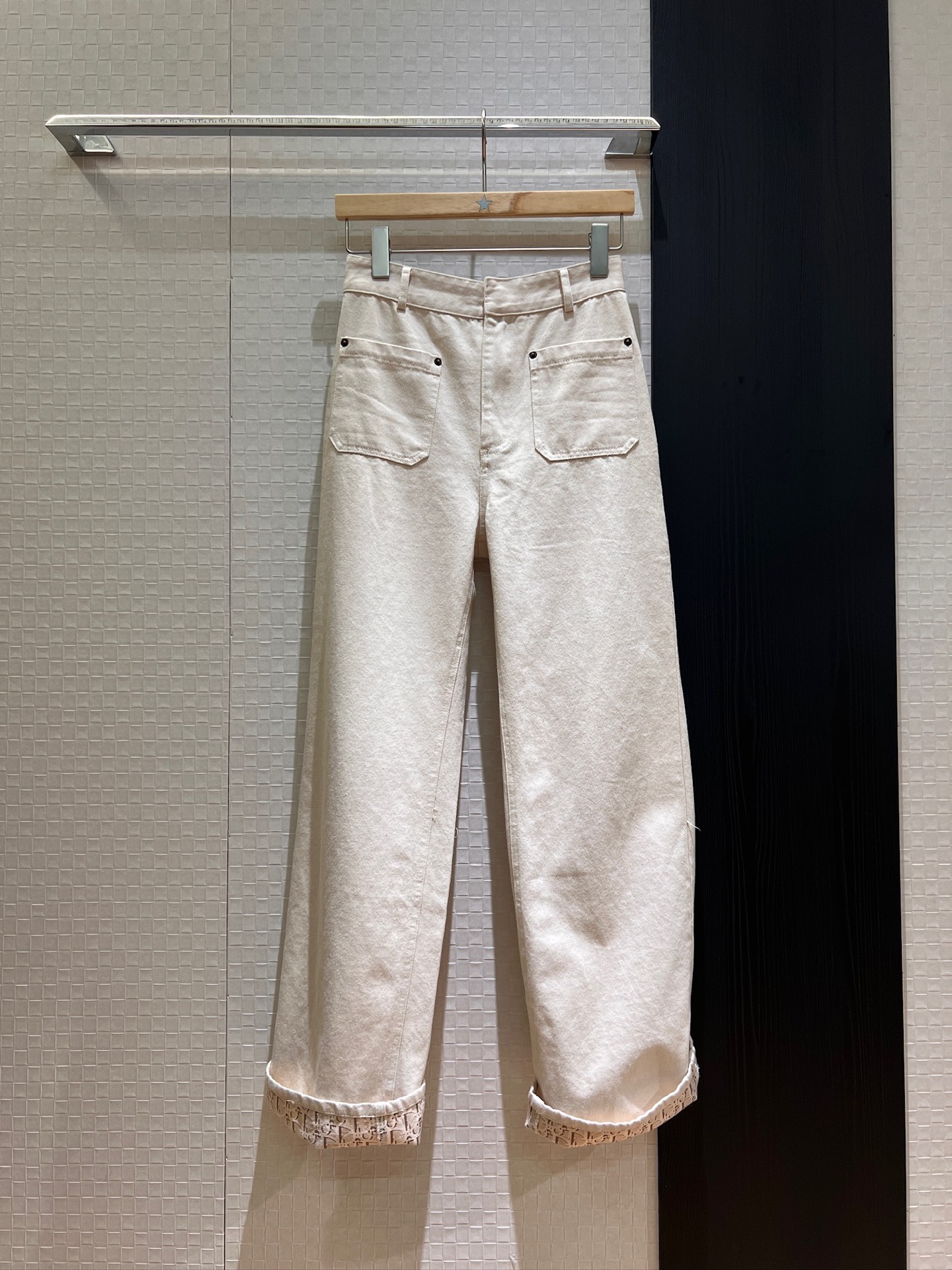 NO:334338,New style recommended old-fashioned inner printed wash water white jeans straight pants casual and fashionable simple design age-reducing versatile logo small leather logo trousers can be curled SML, jeans, alexander wang19860909新款推荐老花内里印花洗水白色牛仔裤 直筒裤休闲时尚 简约设计 减龄百搭logo小皮标 裤脚可卷边 SML,,jeans,alexander wang,Women's clothing