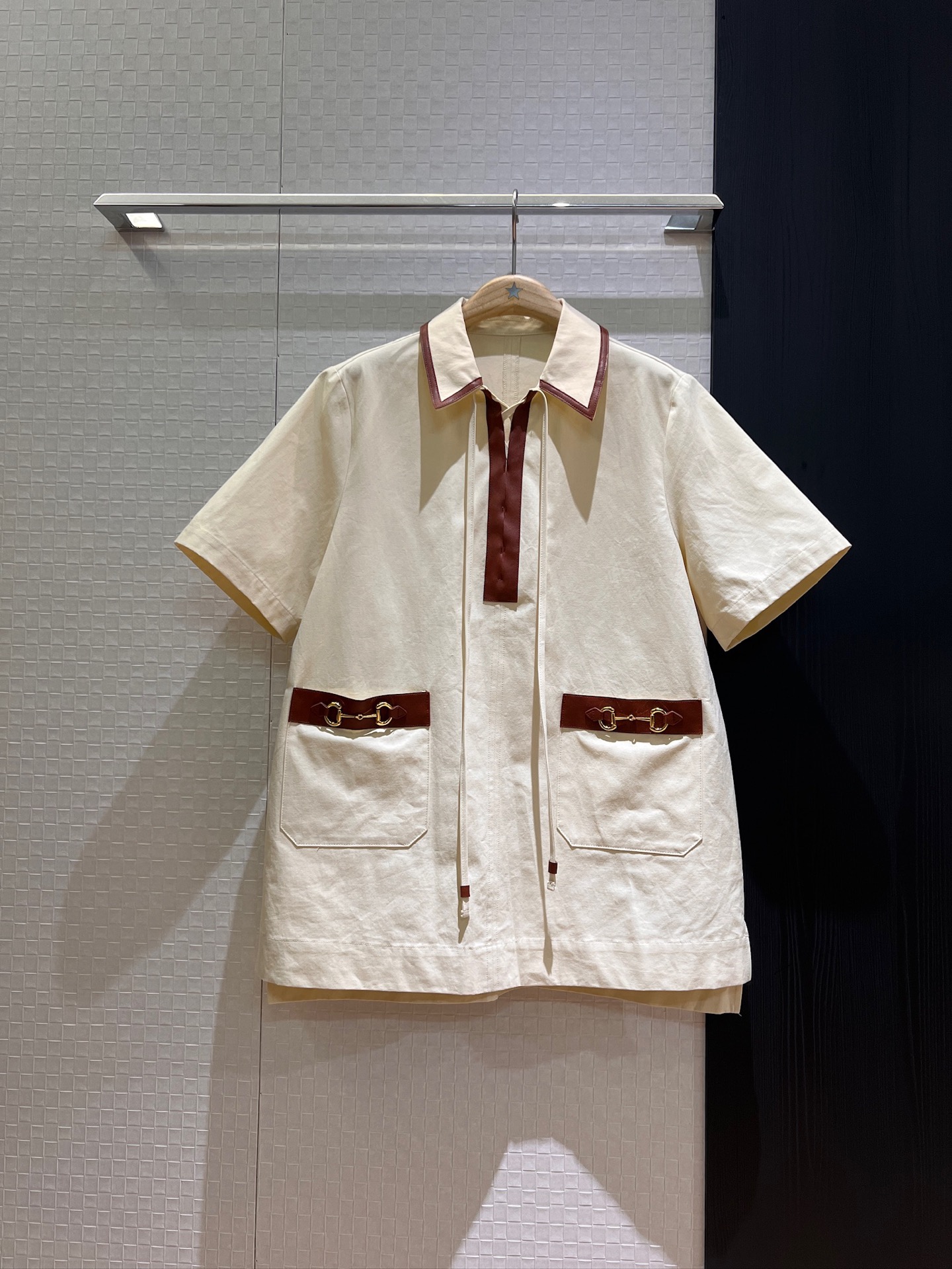 NO:334323,New horse-bit decorative leather-edged doll top lapel lace decoration A-shaped loose front short and long back, casual and versatile hem, lazy and age-reducing SML, alexander wang19860909新款马衔扣装饰拼皮边娃娃上衣 翻领系带装饰 A字宽松前短后长 下摆开叉休闲百搭 慵懒减龄 SML,,alexander wang,Women's clothing