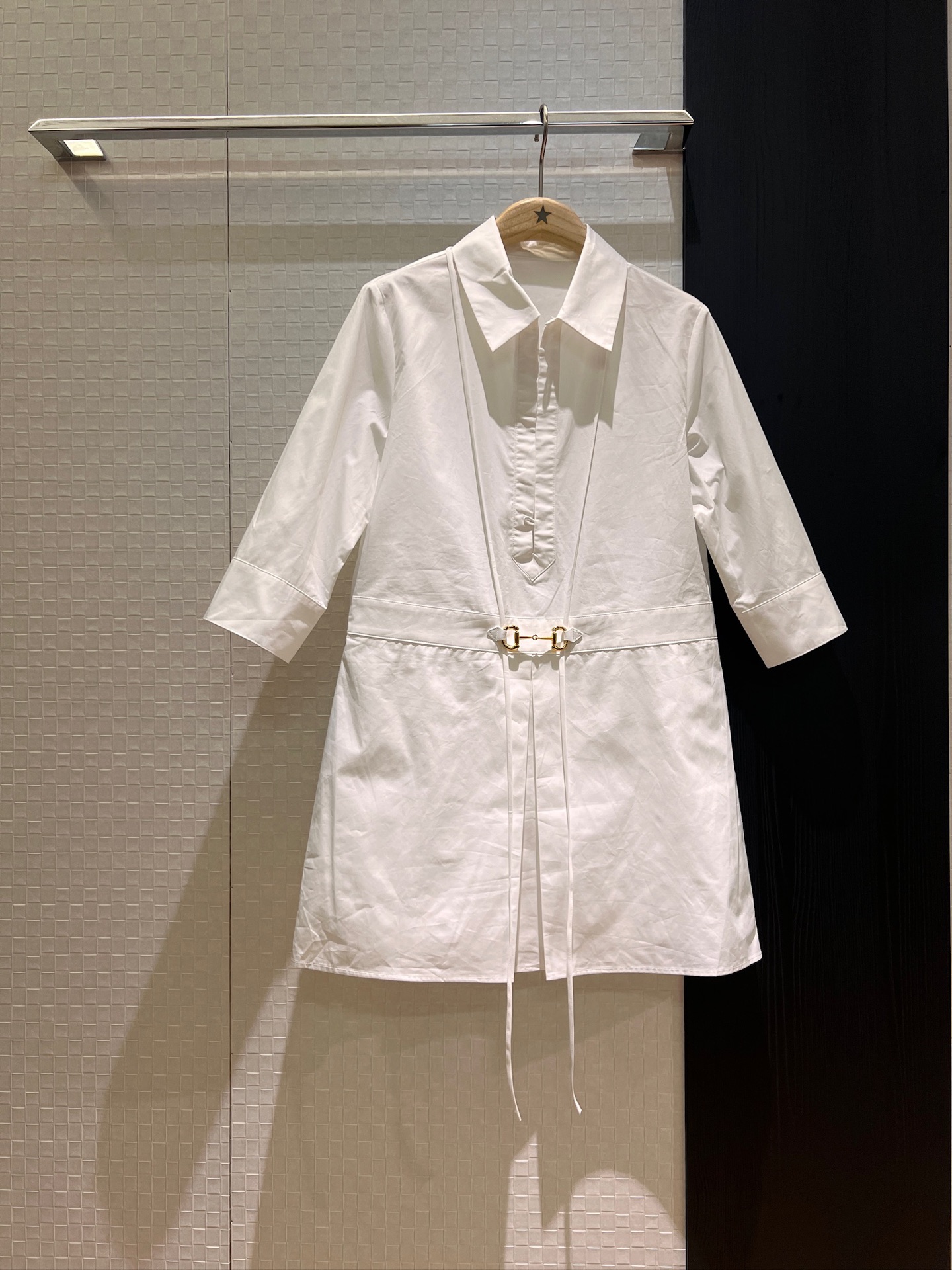 NO:334327,New lapel deep V A-line dress with necklaces and decorative waist horse buckle decoration front swing pleated design fashionable and casual simple age-reducing SML, skirts, alexander wang19860909新款翻领深V A字版型连衣裙 领口系带装饰腰部马衔扣装饰 前摆压褶设计时尚休闲 单纯减龄 SML,,skirts,alexander wang,Women's clothing