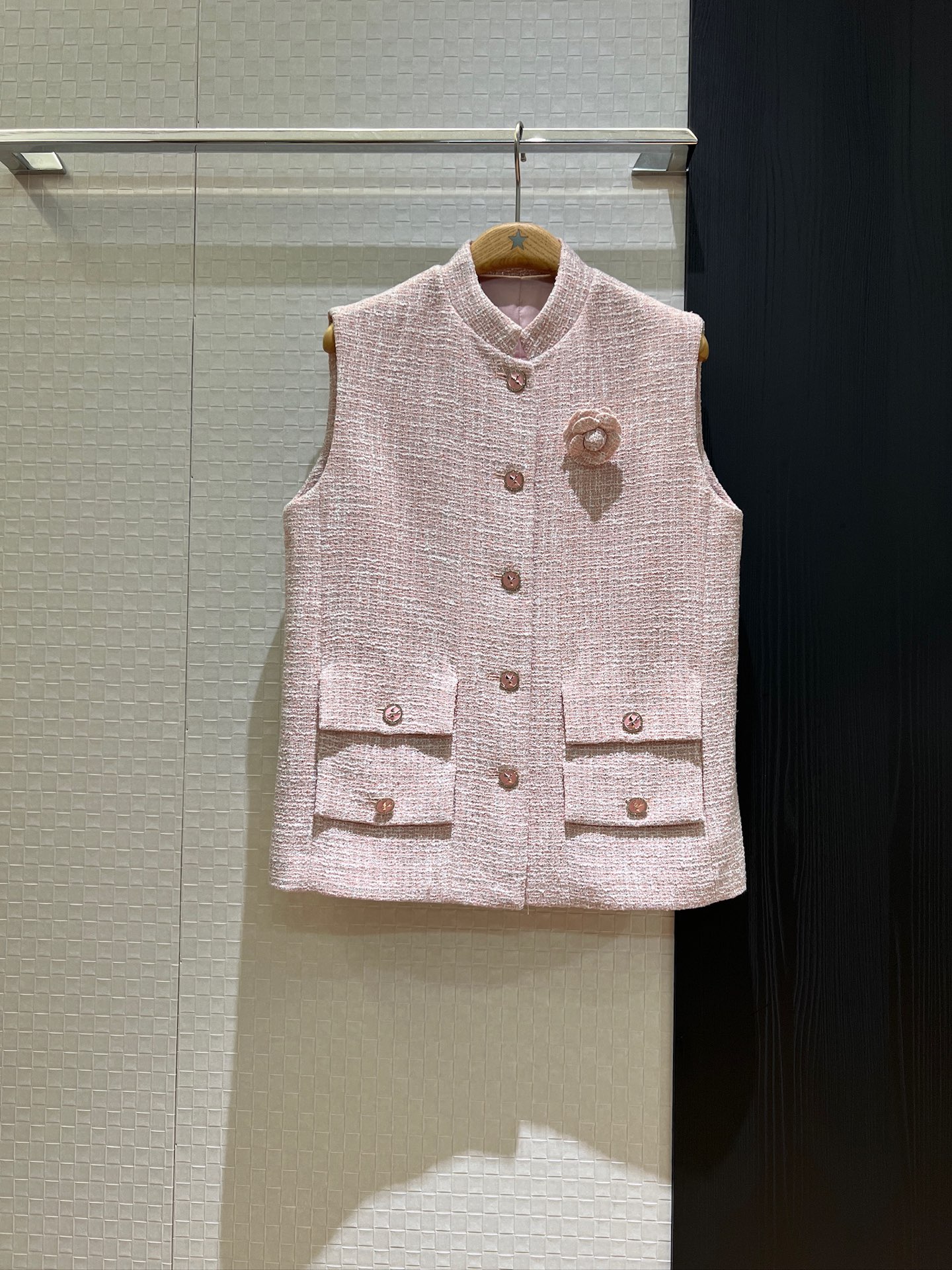 NO:334331,New pink tweed stand collar loose vest camellia brooch decoration French simple pockets with single-breasted temperament and versatile age-reducing style SML, brooch, breastpin, alexander wang19860909新款粉色粗花呢立领宽松马甲山茶花胸针装饰 法式简约 两侧口袋 单排扣气质百搭 减龄款 SML,,brooch，breastpin,alexander wang,Women's clothing