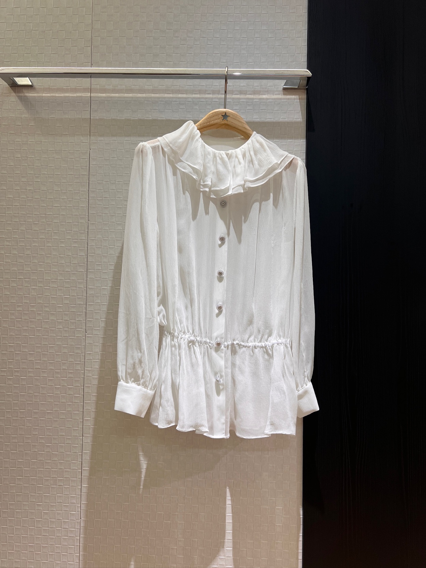 NO:334335,The same style of the new Zhang Zifeng, lotus leaf collar silk georgold shirt, elastic waist lantern sleeves, open mold double C-breasted age reduction, SML, real silk, alexander wang19860909新款张子枫同款 荷叶领真丝乔其衬衣 松紧收腰灯笼袖 开模双C排扣减龄必备 SML,,real silk,alexander wang,Women's clothing