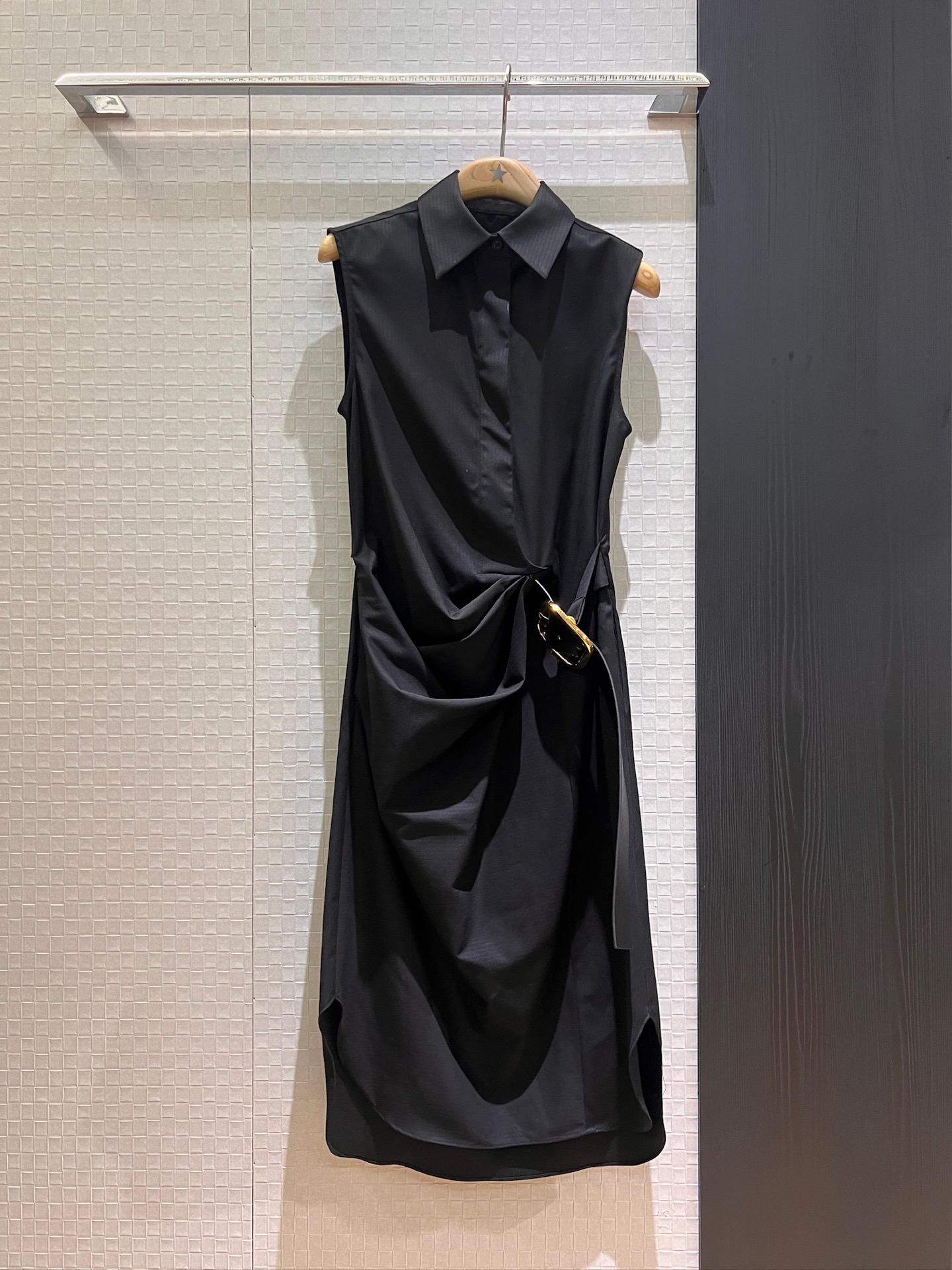 NO:334342,New style is coming loewe metal buckle belt decoration lapel pleated sleeveless skirt dress with pockets on both sides of the dress Short front and long back slim fit and slim Fashion commuting SML, loewe, skirts, alexander wang19860909新款来袭loewe金属扣系皮带装饰 翻领褶皱无袖裙 连衣裙两侧口袋 前短后长 修身显瘦 时尚通勤SML,,loewe,skirts,alexander wang,Women's clothing