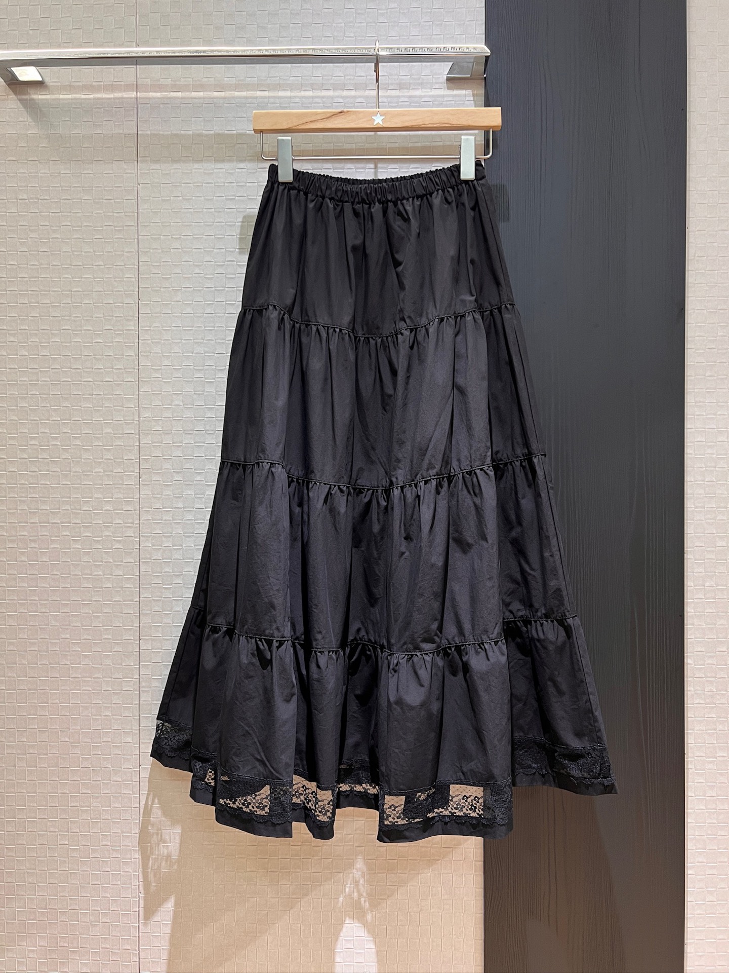 NO:334348,New spliced ​​lace pleated cake skirt, elastic waist large skirt, miu style small label decoration, versatile temperament, sweet and age-reducing black and white SML, miumiu, skirts, alexander wang19860909新款拼接蕾丝边褶皱蛋糕半裙 松紧腰大裙摆miu式小标签装饰 气质百搭 甜美减龄黑白 SML,,miumiu,skirts,alexander wang,Women's clothing