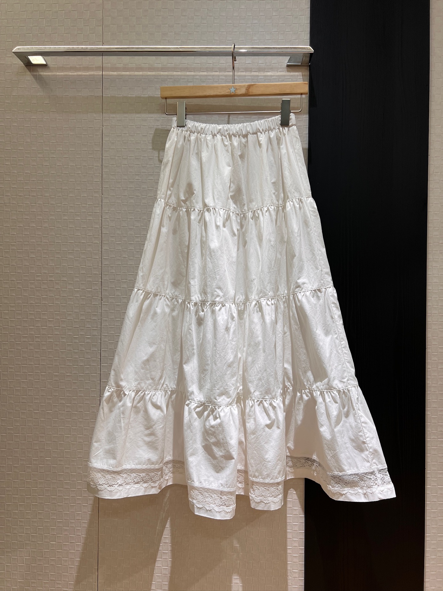 NO:334354,New spliced ​​lace pleated cake skirt, elastic waist large skirt, miu style small label decoration, versatile temperament, sweet and age-reducing black and white SML, miumiu, skirts, alexander wang19860909新款拼接蕾丝边褶皱蛋糕半裙 松紧腰大裙摆miu式小标签装饰 气质百搭 甜美减龄黑白 SML,,miumiu,skirts,alexander wang,Women's clothing