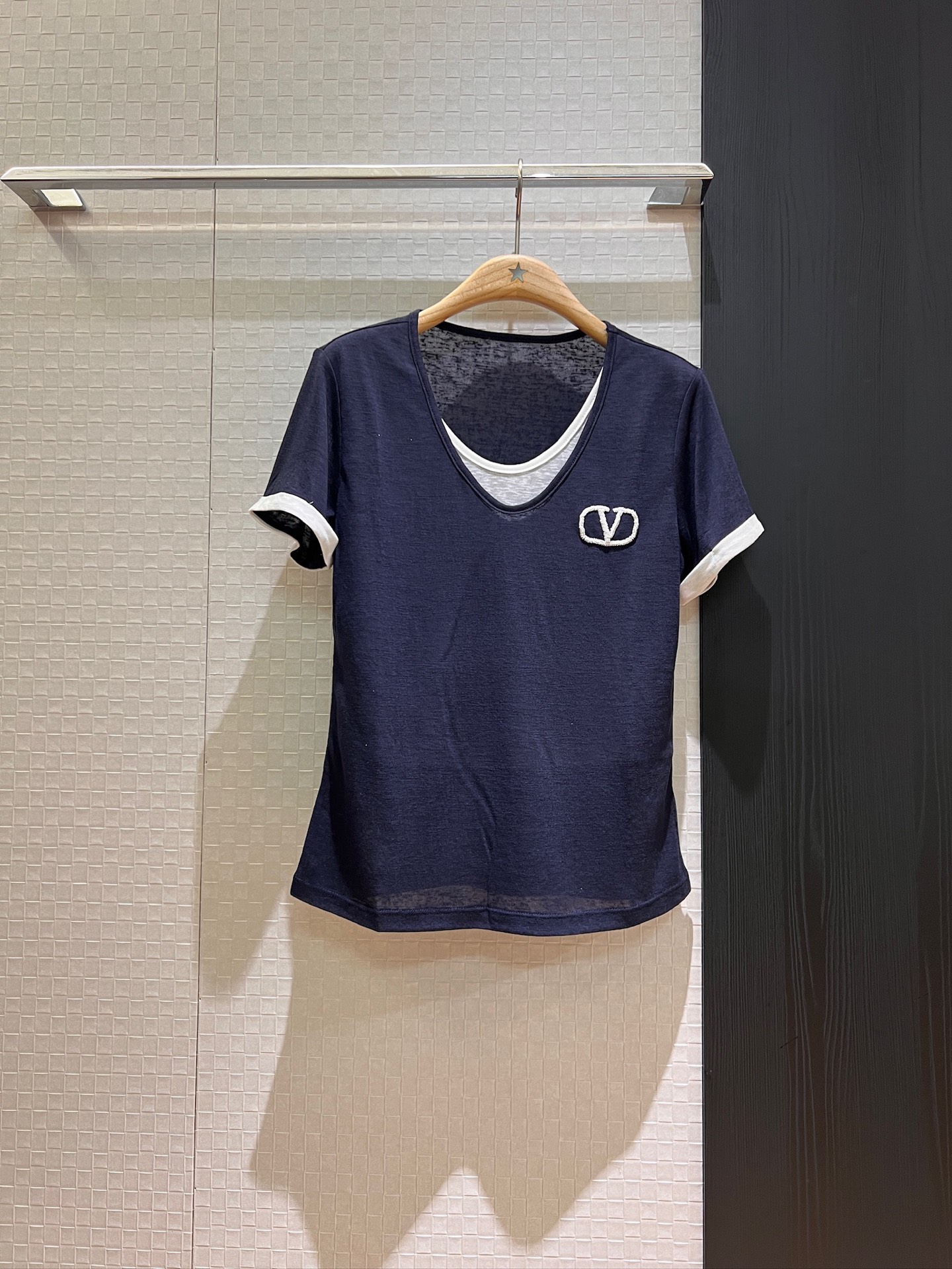 NO:334360,New fake two-piece spliced ​​contrasting V-neck Tennis short-sleeved T-shirt, embroidered logo, slim and slim, fashionable, casual, age-reducing, red and dark blue SML, T-shirt, tees, t-shirt, alexander wang19860909新款假两件拼接撞色V领天丝短袖T恤 刺绣logo修身显瘦 时尚休闲减龄百搭 红色深蓝 SML,,T-shirt,tees，t-shirt,alexander wang,Women's clothing