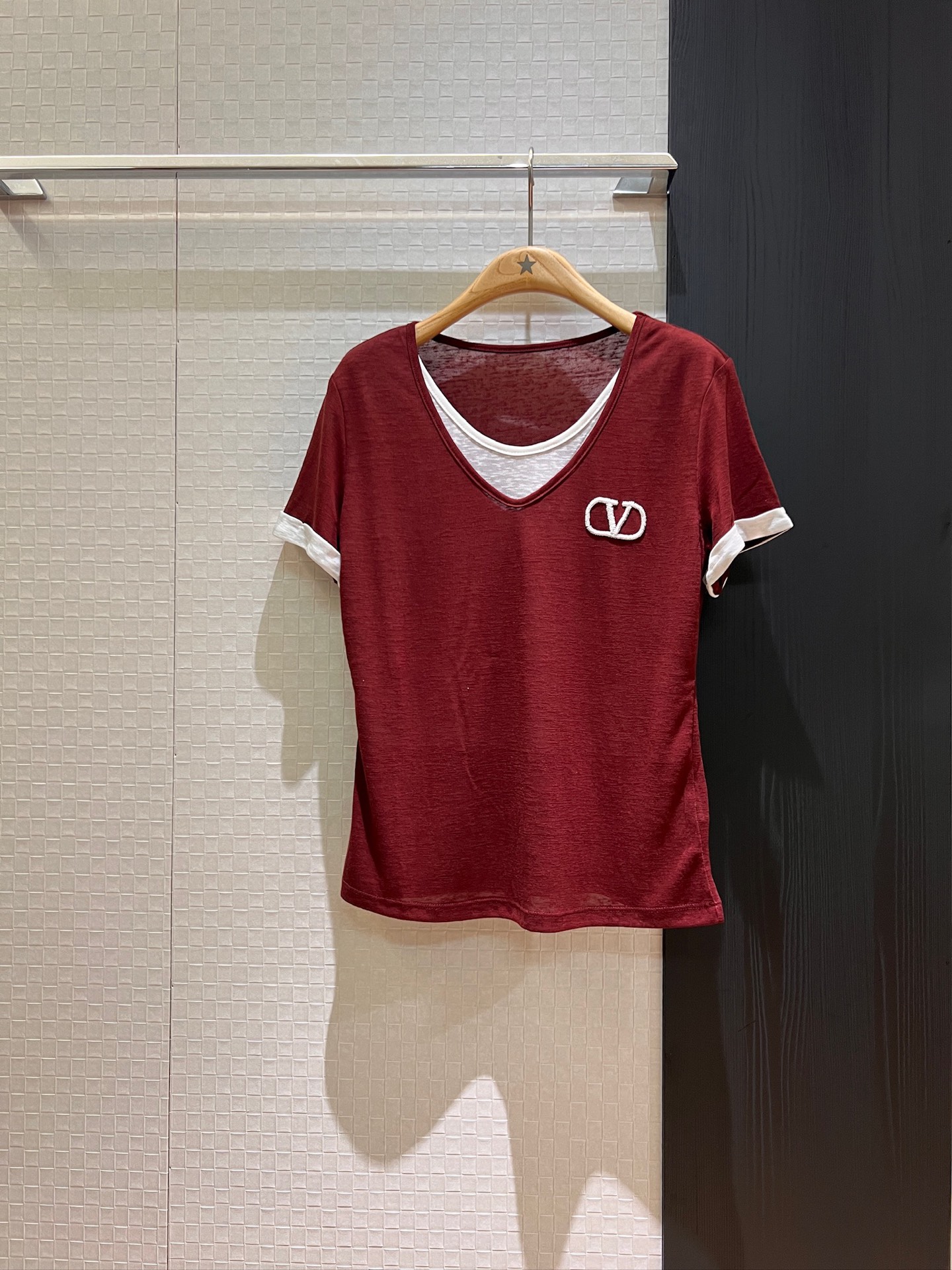 NO:334366,New fake two-piece spliced ​​contrasting V-neck Tennis short-sleeved T-shirt, embroidered logo, slim and slim, fashionable, casual, age-reducing, red and dark blue SML, T-shirt, tees, t-shirt, alexander wang19860909新款假两件拼接撞色V领天丝短袖T恤 刺绣logo修身显瘦 时尚休闲减龄百搭 红色深蓝 SML,,T-shirt,tees，t-shirt,alexander wang,Women's clothing